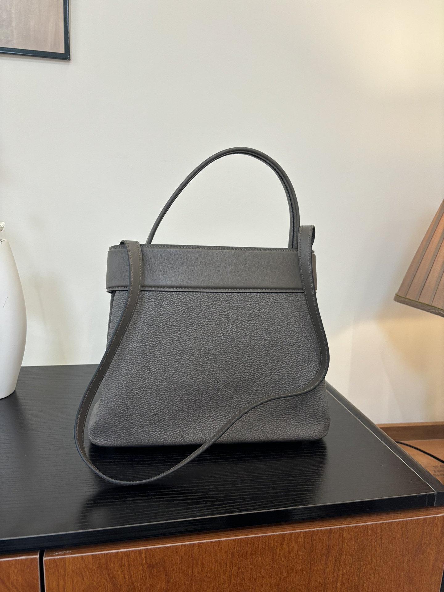 The new 27cm Medor bag is sewn with semi-handmade wax thread and has a bell-ring-inspired appearance - Image 3