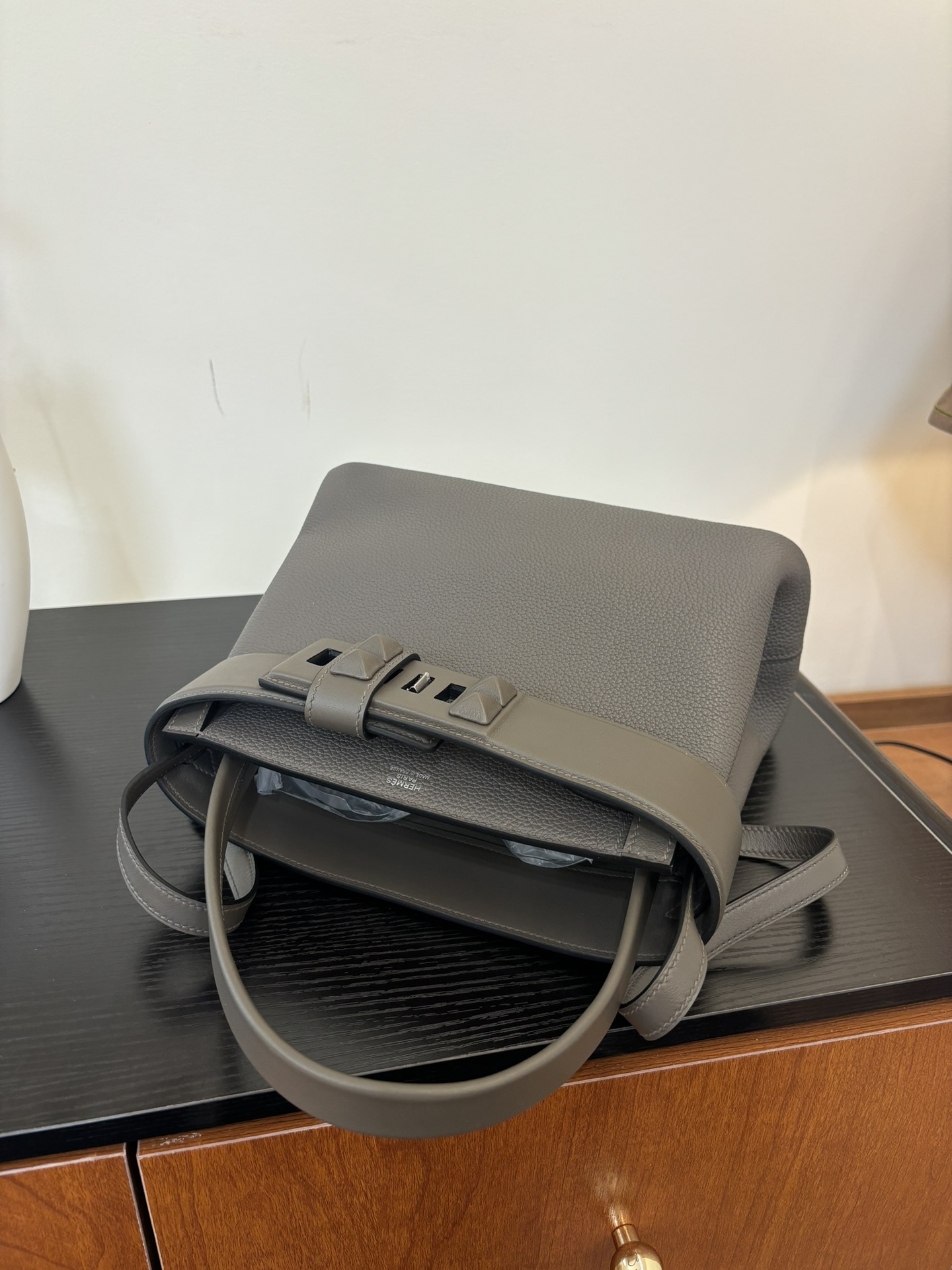 The new 27cm Medor bag is sewn with semi-handmade wax thread and has a bell-ring-inspired appearance - Image 4