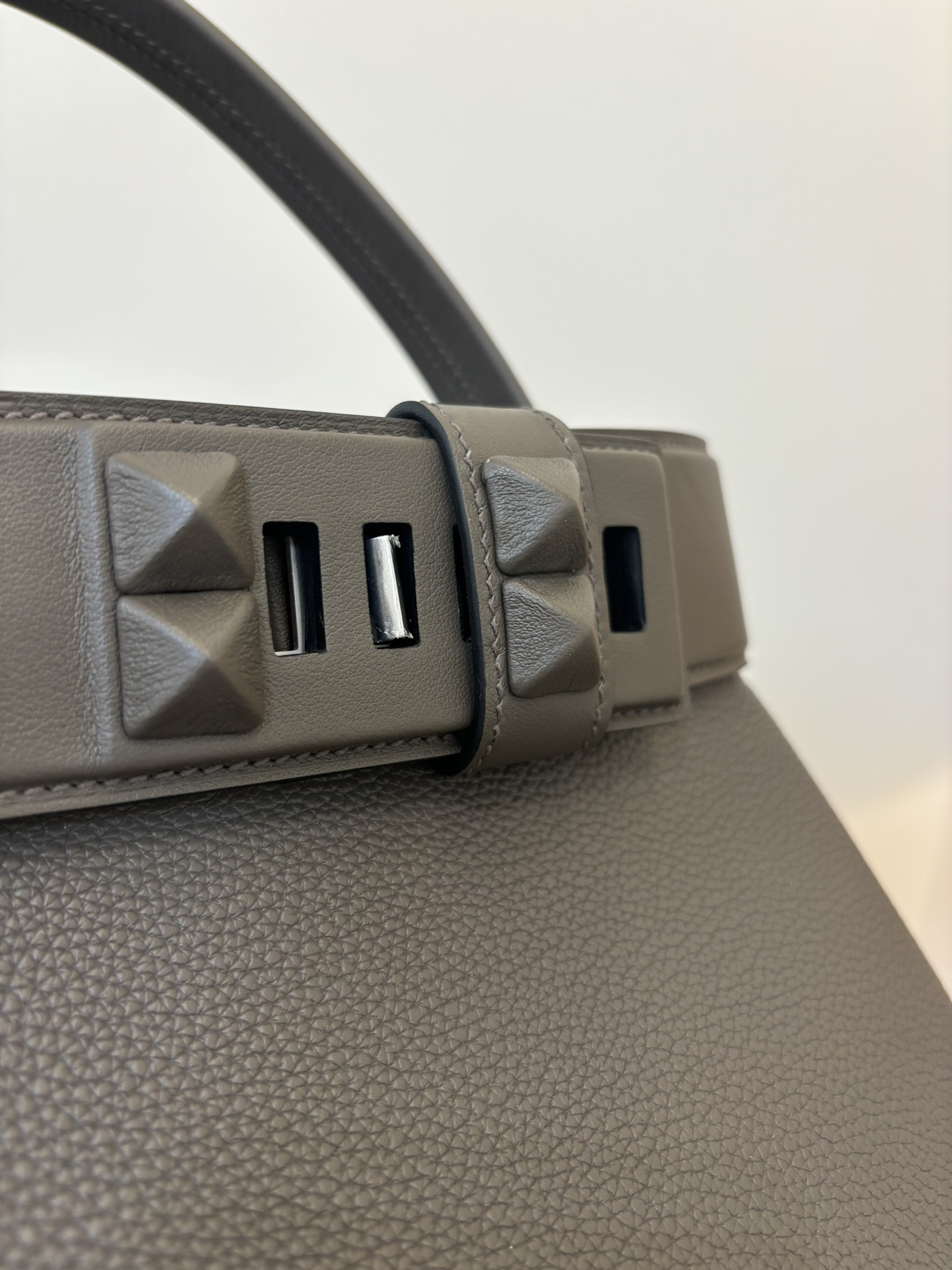The new 27cm Medor bag is sewn with semi-handmade wax thread and has a bell-ring-inspired appearance - Image 6