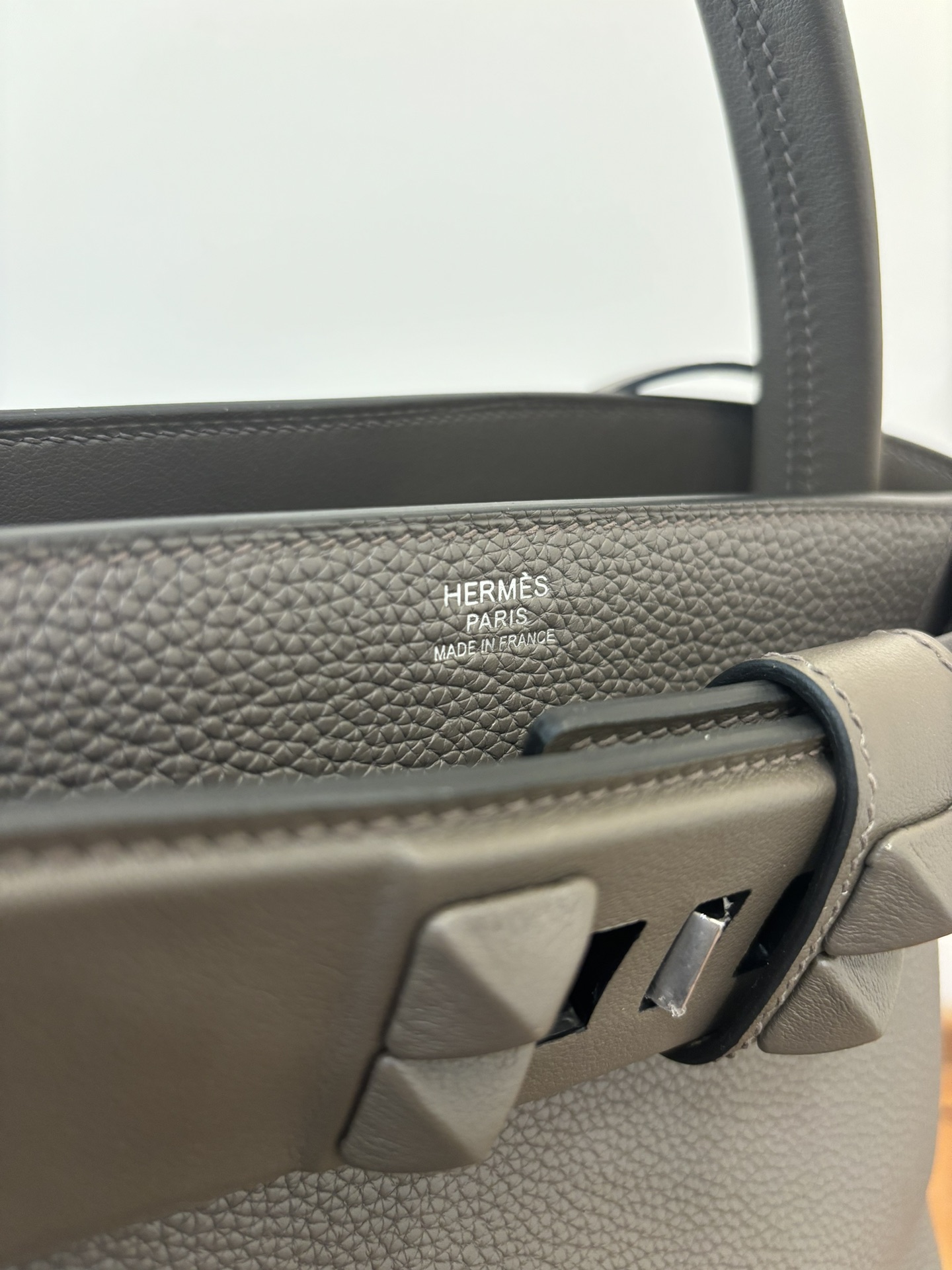 The new 27cm Medor bag is sewn with semi-handmade wax thread and has a bell-ring-inspired appearance - Image 7