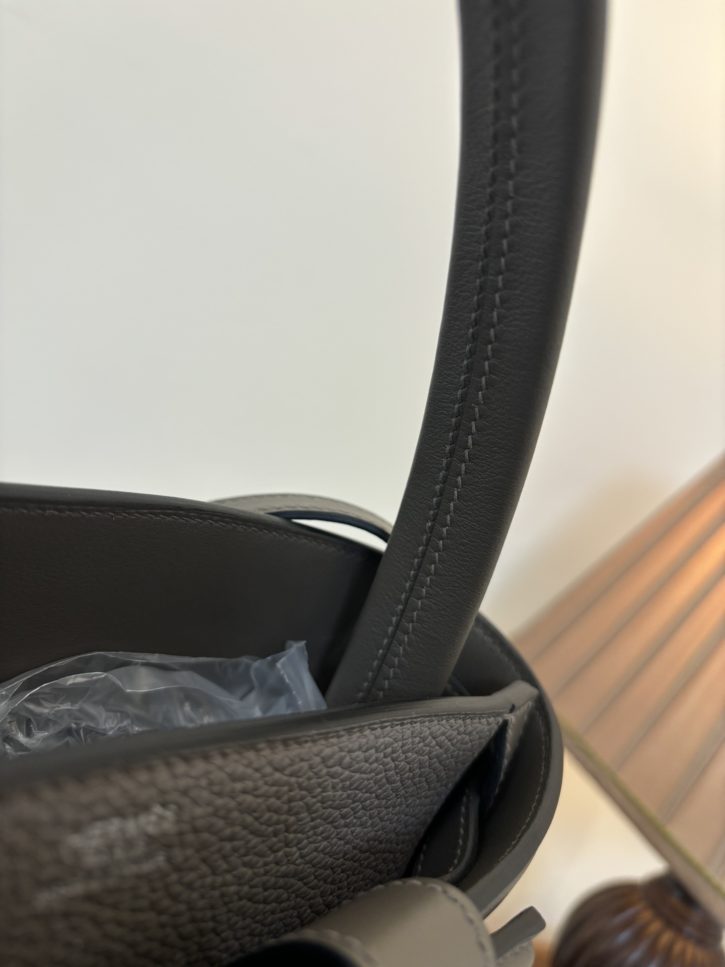 The new 27cm Medor bag is sewn with semi-handmade wax thread and has a bell-ring-inspired appearance - Image 8