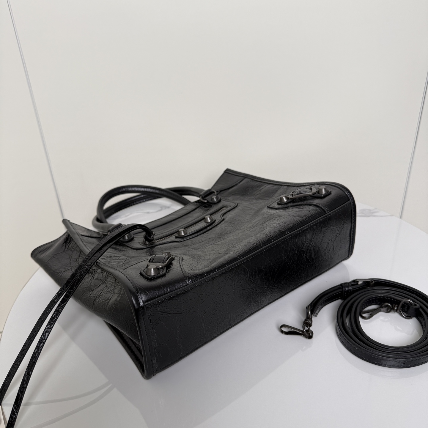 ✨Small Black✨Vertical Tote Bag 𝐁𝐚𝐥𝐞𝐧𝐜𝐢𝐚𝐠𝐚 Le City The distressed texture comes with a retro filter, classic motorcycle style ➕Retro rivets, and an opening and closing magnetic buckle design - Image 6