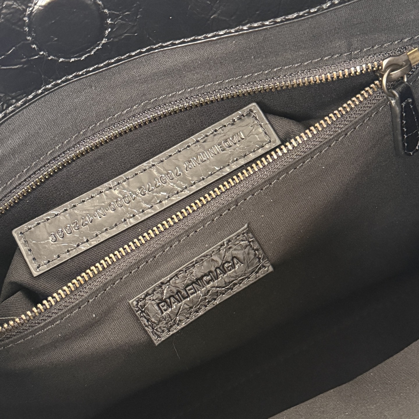 ✨Small Black✨Vertical Tote Bag 𝐁𝐚𝐥𝐞𝐧𝐜𝐢𝐚𝐠𝐚 Le City The distressed texture comes with a retro filter, classic motorcycle style ➕Retro rivets, and an opening and closing magnetic buckle design - Image 9