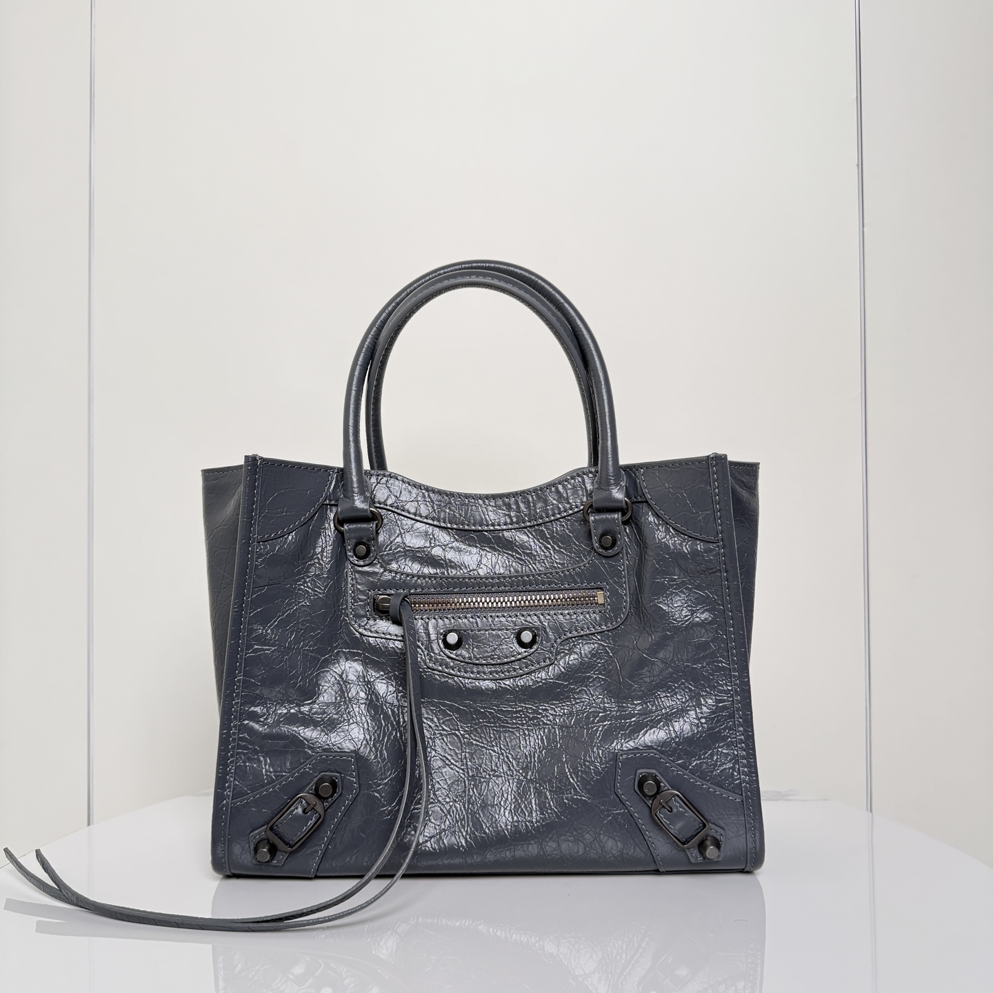 ✨Small Gray✨Vertical Tote Bag 𝐁𝐚𝐥𝐞𝐧𝐜𝐢𝐚𝐠𝐚 Le City The distressed texture comes with a retro filter, classic motorcycle style ➕Retro rivets, and an opening and closing magnetic buckle design