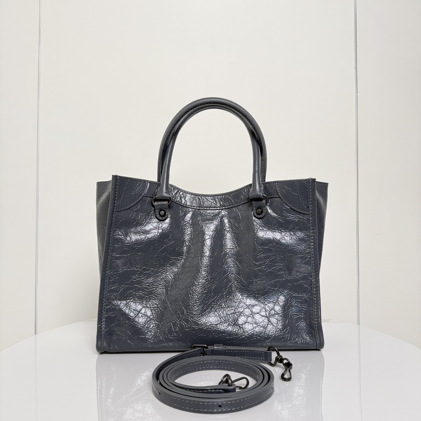 ✨Small Gray✨Vertical Tote Bag 𝐁𝐚𝐥𝐞𝐧𝐜𝐢𝐚𝐠𝐚 Le City The distressed texture comes with a retro filter, classic motorcycle style ➕Retro rivets, and an opening and closing magnetic buckle design - Image 2