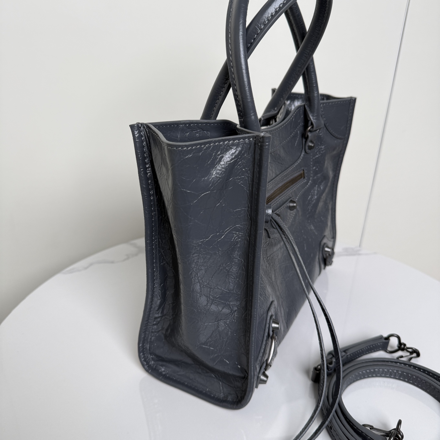 ✨Small Gray✨Vertical Tote Bag 𝐁𝐚𝐥𝐞𝐧𝐜𝐢𝐚𝐠𝐚 Le City The distressed texture comes with a retro filter, classic motorcycle style ➕Retro rivets, and an opening and closing magnetic buckle design - Image 4