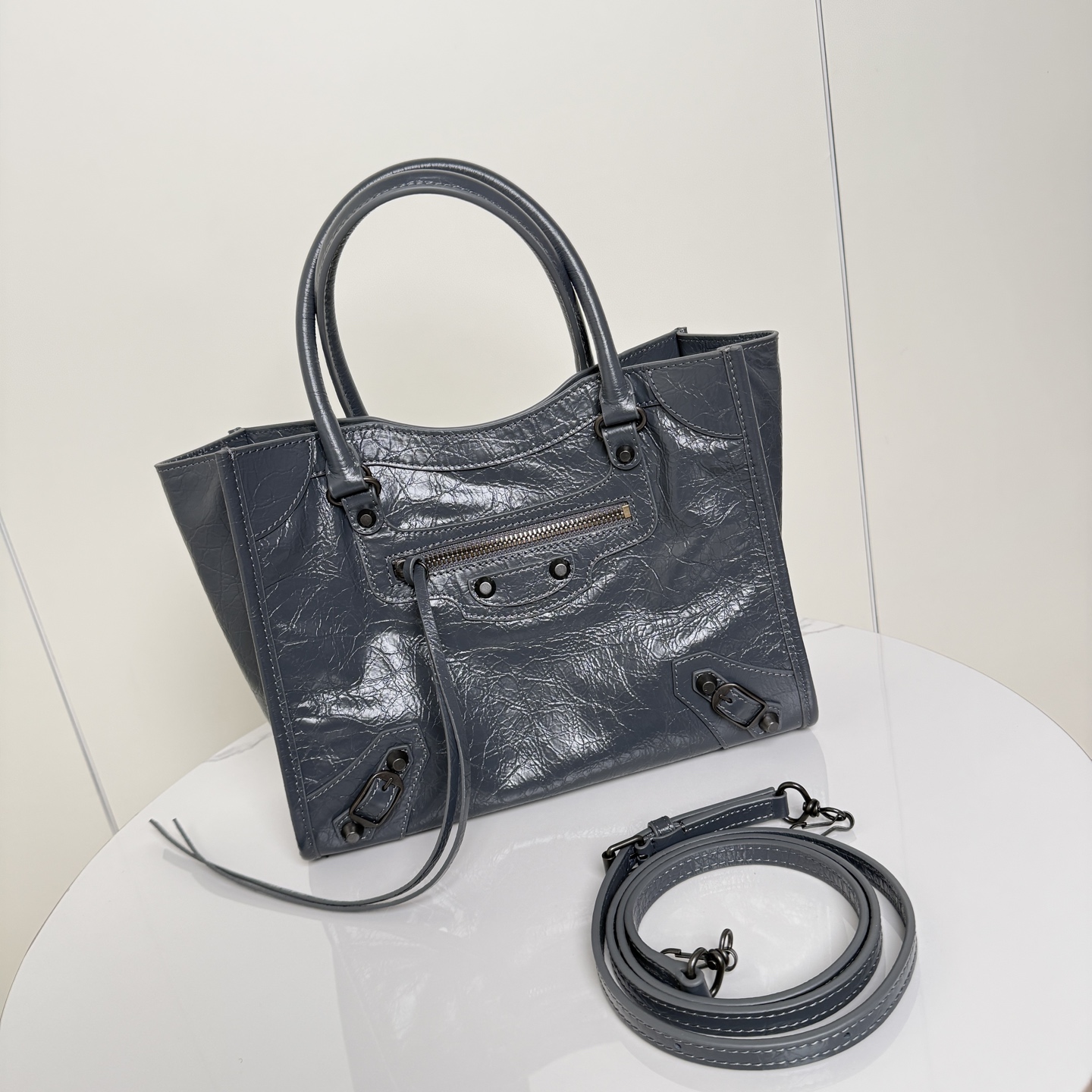 ✨Small Gray✨Vertical Tote Bag 𝐁𝐚𝐥𝐞𝐧𝐜𝐢𝐚𝐠𝐚 Le City The distressed texture comes with a retro filter, classic motorcycle style ➕Retro rivets, and an opening and closing magnetic buckle design - Image 3