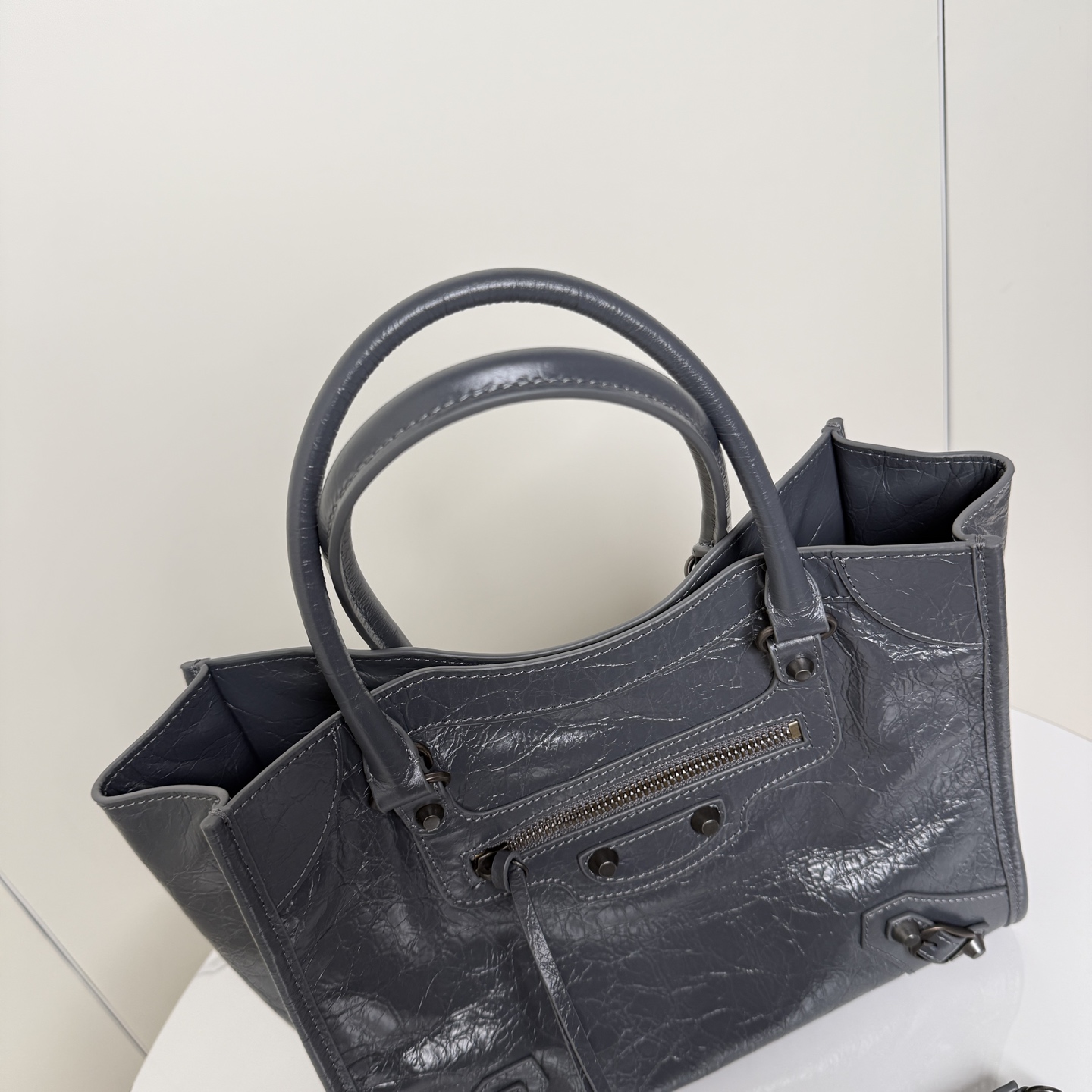 ✨Small Gray✨Vertical Tote Bag 𝐁𝐚𝐥𝐞𝐧𝐜𝐢𝐚𝐠𝐚 Le City The distressed texture comes with a retro filter, classic motorcycle style ➕Retro rivets, and an opening and closing magnetic buckle design - Image 5