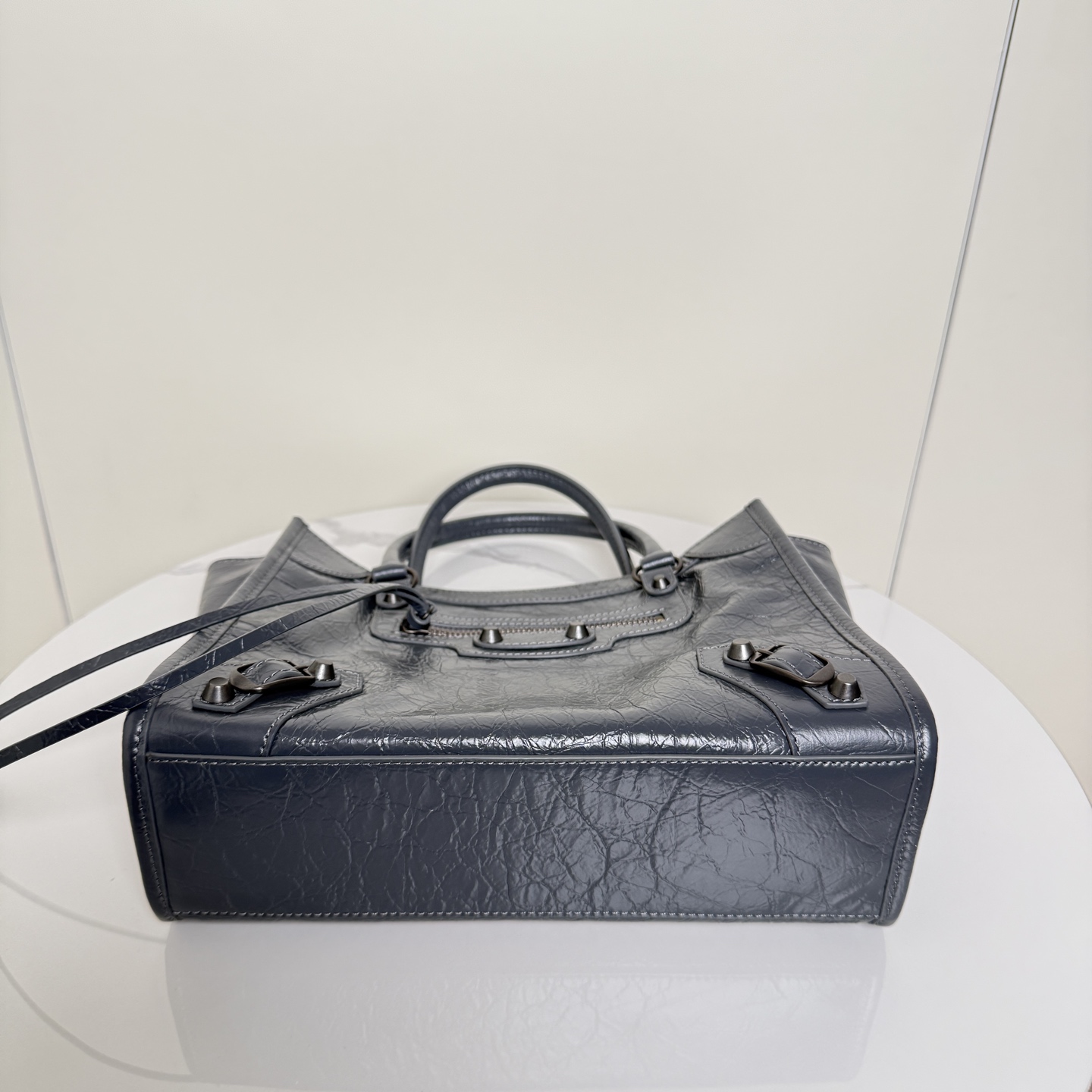 ✨Small Gray✨Vertical Tote Bag 𝐁𝐚𝐥𝐞𝐧𝐜𝐢𝐚𝐠𝐚 Le City The distressed texture comes with a retro filter, classic motorcycle style ➕Retro rivets, and an opening and closing magnetic buckle design - Image 6