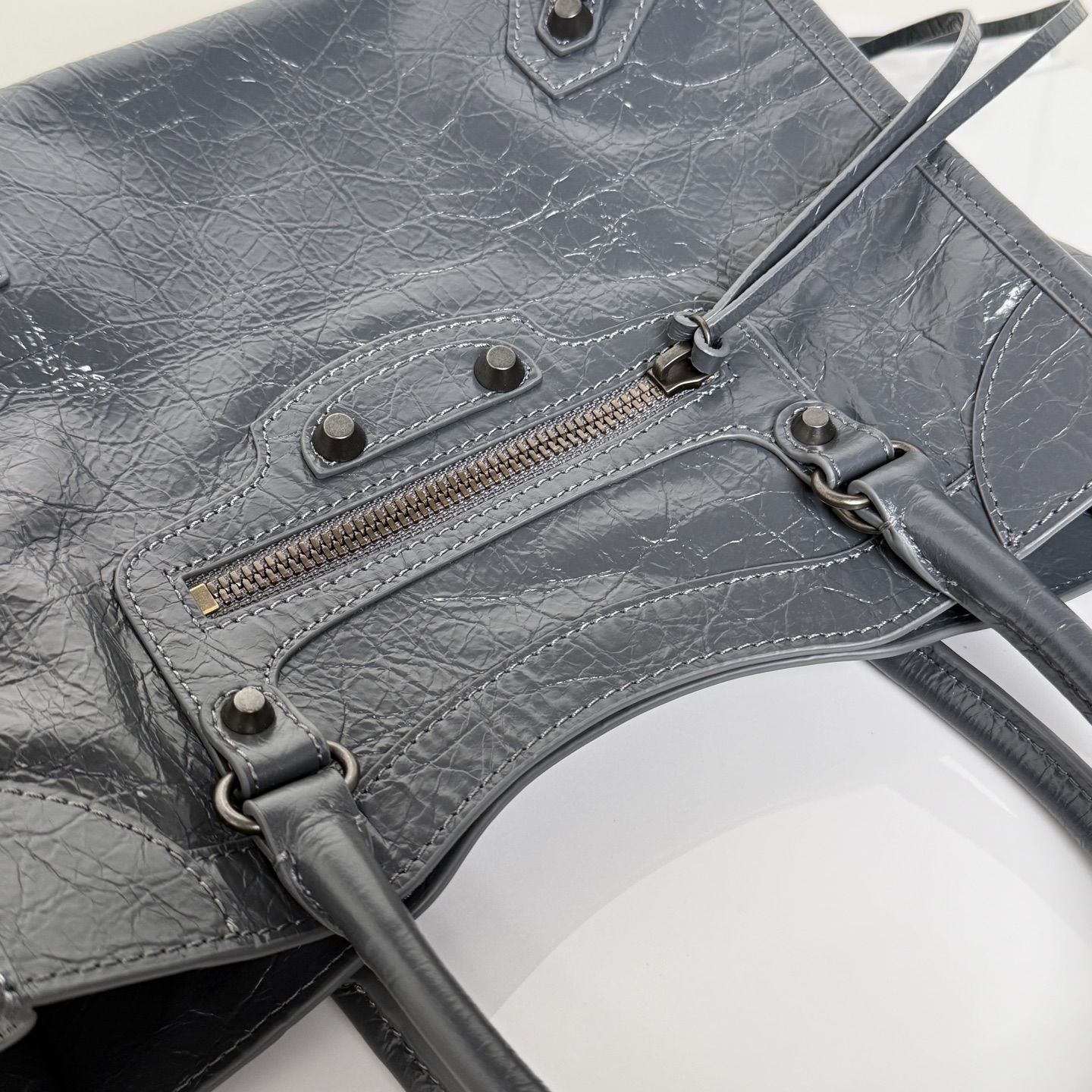 ✨Small Gray✨Vertical Tote Bag 𝐁𝐚𝐥𝐞𝐧𝐜𝐢𝐚𝐠𝐚 Le City The distressed texture comes with a retro filter, classic motorcycle style ➕Retro rivets, and an opening and closing magnetic buckle design - Image 7