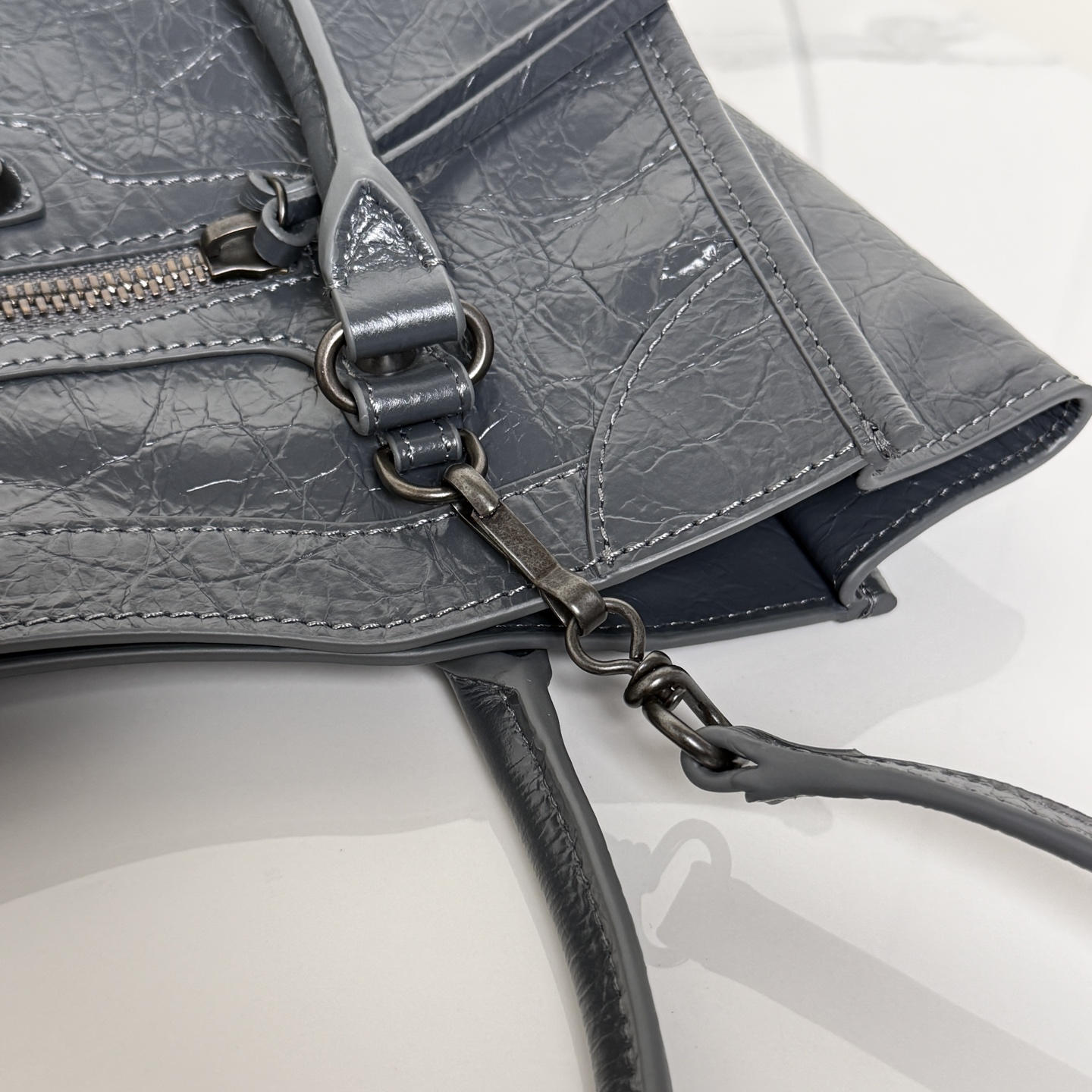 ✨Small Gray✨Vertical Tote Bag 𝐁𝐚𝐥𝐞𝐧𝐜𝐢𝐚𝐠𝐚 Le City The distressed texture comes with a retro filter, classic motorcycle style ➕Retro rivets, and an opening and closing magnetic buckle design - Image 8
