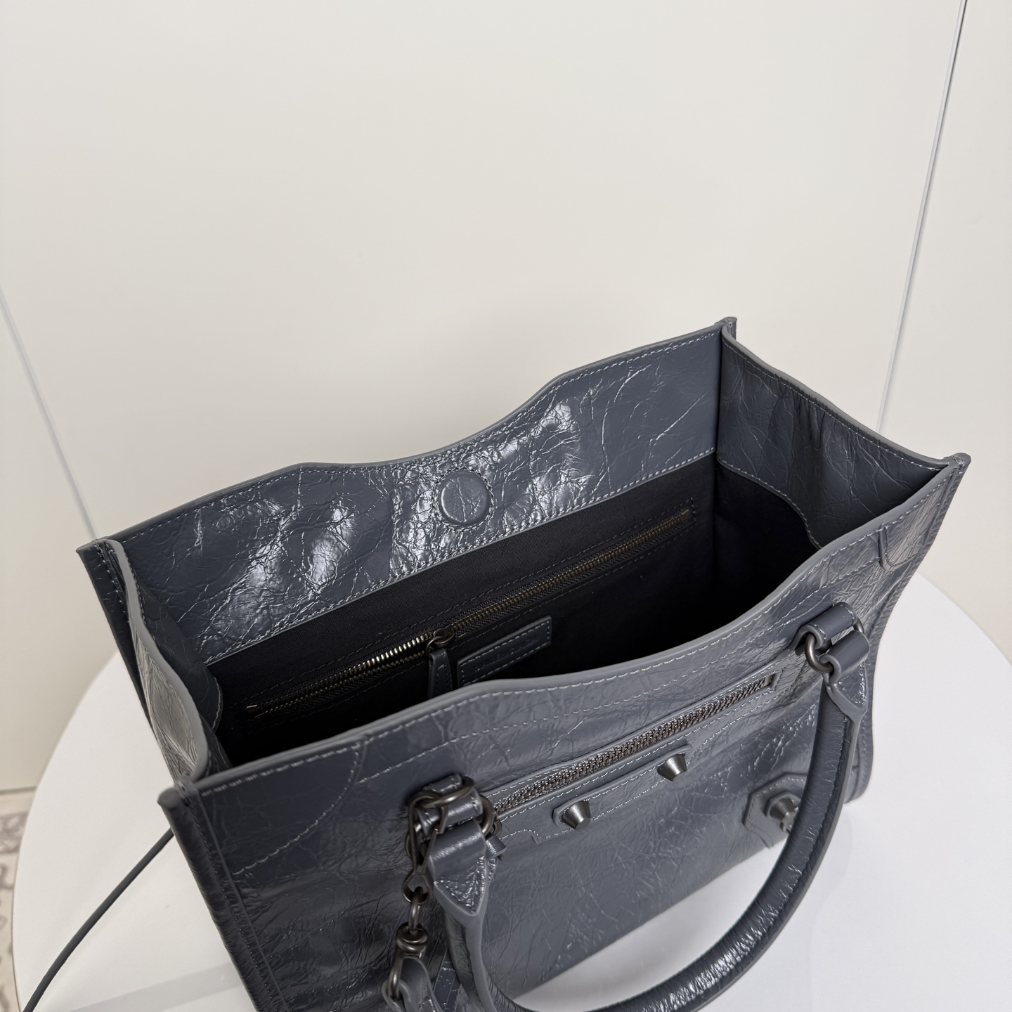 ✨Small Gray✨Vertical Tote Bag 𝐁𝐚𝐥𝐞𝐧𝐜𝐢𝐚𝐠𝐚 Le City The distressed texture comes with a retro filter, classic motorcycle style ➕Retro rivets, and an opening and closing magnetic buckle design - Image 9