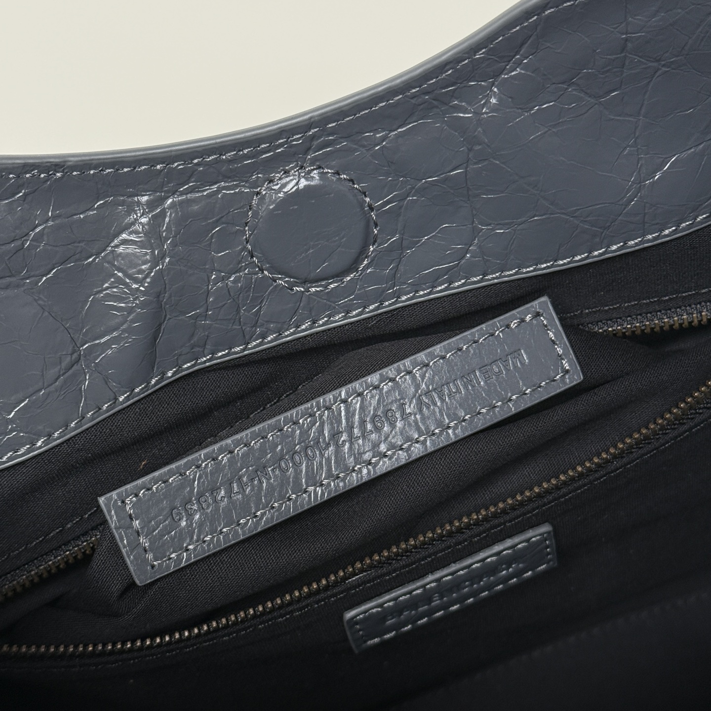✨Small Gray✨Vertical Tote Bag 𝐁𝐚𝐥𝐞𝐧𝐜𝐢𝐚𝐠𝐚 Le City The distressed texture comes with a retro filter, classic motorcycle style ➕Retro rivets, and an opening and closing magnetic buckle design - Image 10
