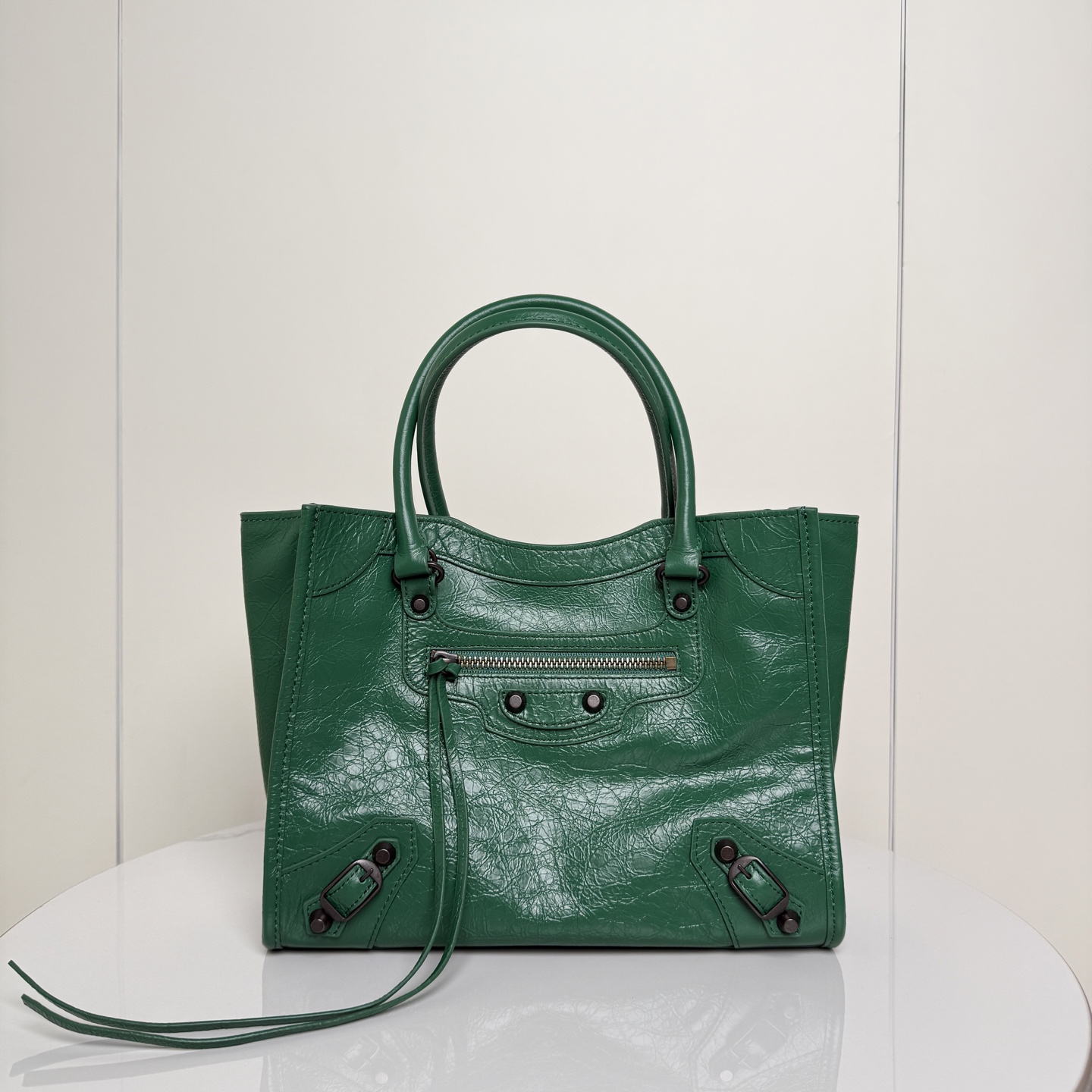✨Small Green✨Vertical Tote Bag 𝐁𝐚𝐥𝐞𝐧𝐜𝐢𝐚𝐠𝐚 Le City The distressed texture comes with a retro filter, classic motorcycle style ➕Retro rivets, and an opening and closing magnetic buckle design
