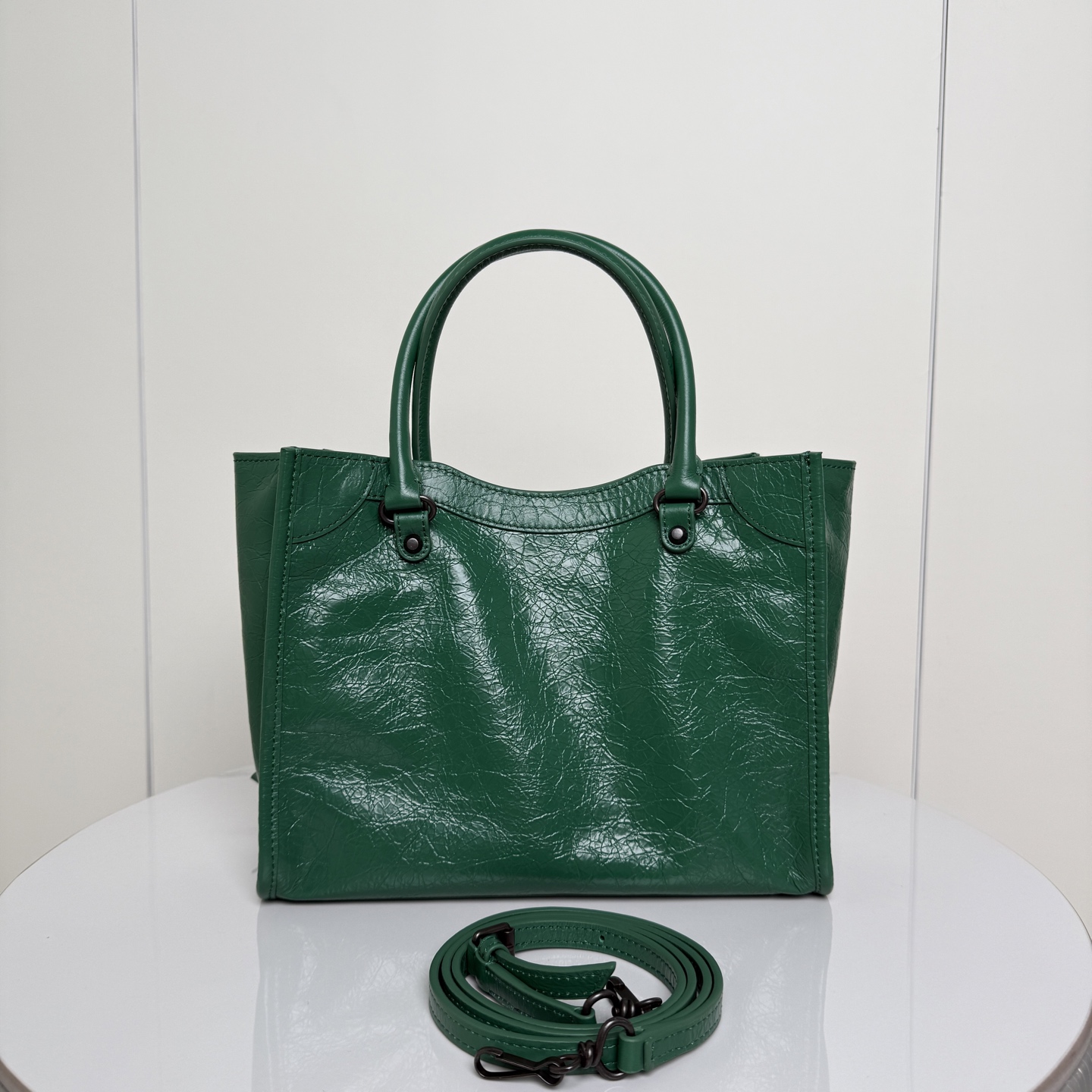 ✨Small Green✨Vertical Tote Bag 𝐁𝐚𝐥𝐞𝐧𝐜𝐢𝐚𝐠𝐚 Le City The distressed texture comes with a retro filter, classic motorcycle style ➕Retro rivets, and an opening and closing magnetic buckle design - Image 2