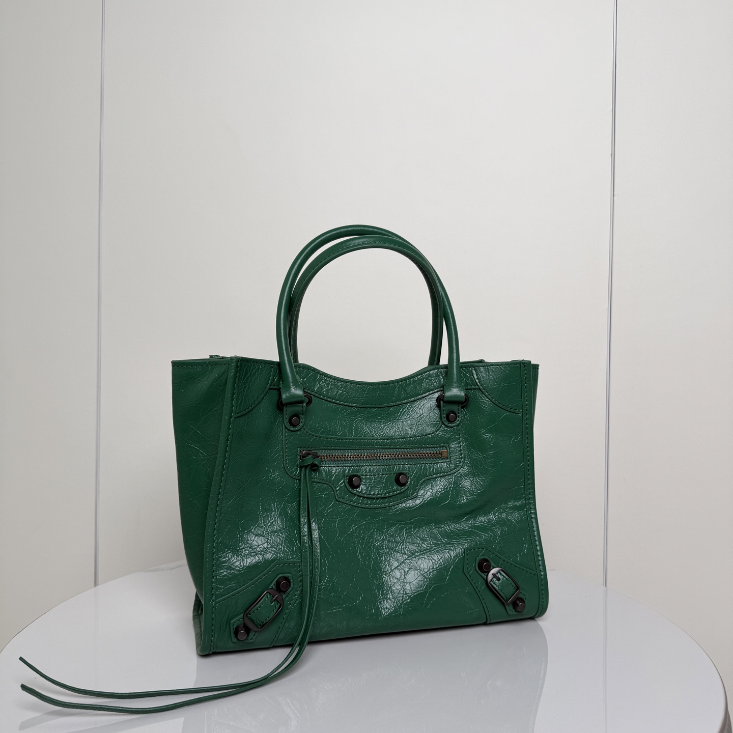 ✨Small Green✨Vertical Tote Bag 𝐁𝐚𝐥𝐞𝐧𝐜𝐢𝐚𝐠𝐚 Le City The distressed texture comes with a retro filter, classic motorcycle style ➕Retro rivets, and an opening and closing magnetic buckle design - Image 3