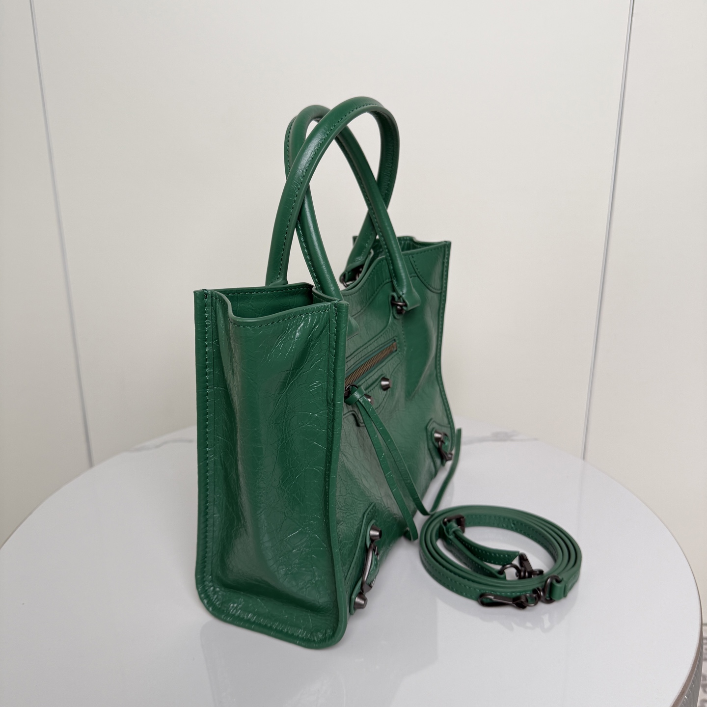 ✨Small Green✨Vertical Tote Bag 𝐁𝐚𝐥𝐞𝐧𝐜𝐢𝐚𝐠𝐚 Le City The distressed texture comes with a retro filter, classic motorcycle style ➕Retro rivets, and an opening and closing magnetic buckle design - Image 4