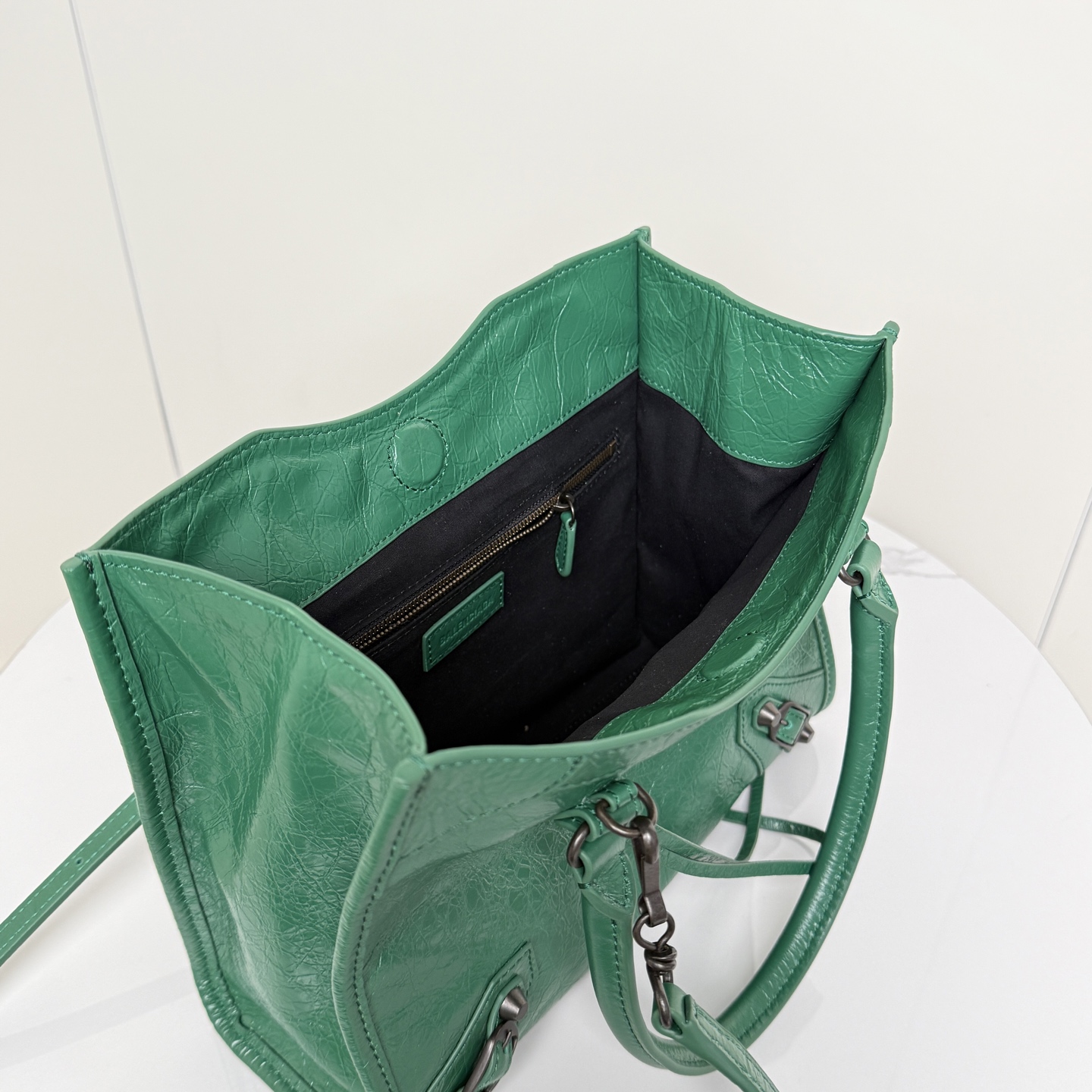 ✨Small Green✨Vertical Tote Bag 𝐁𝐚𝐥𝐞𝐧𝐜𝐢𝐚𝐠𝐚 Le City The distressed texture comes with a retro filter, classic motorcycle style ➕Retro rivets, and an opening and closing magnetic buckle design - Image 5