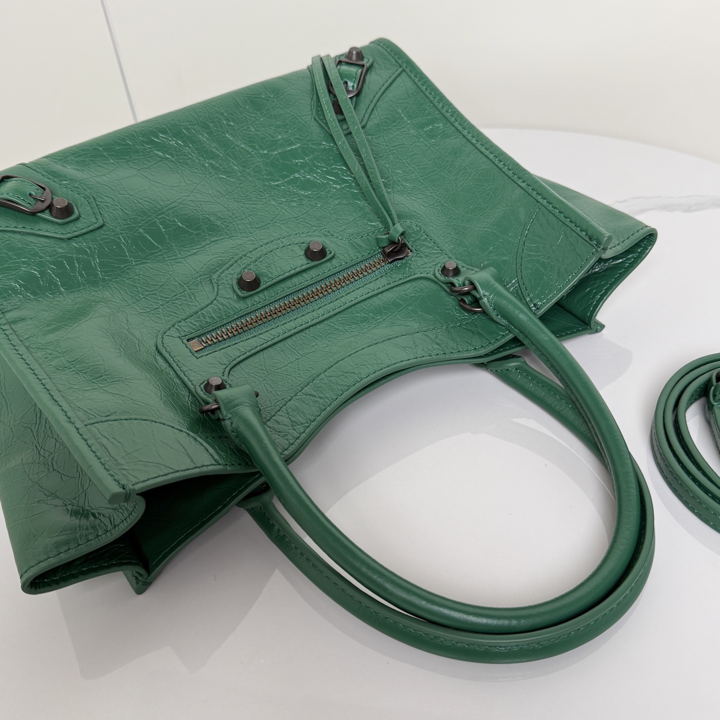 ✨Small Green✨Vertical Tote Bag 𝐁𝐚𝐥𝐞𝐧𝐜𝐢𝐚𝐠𝐚 Le City The distressed texture comes with a retro filter, classic motorcycle style ➕Retro rivets, and an opening and closing magnetic buckle design - Image 6
