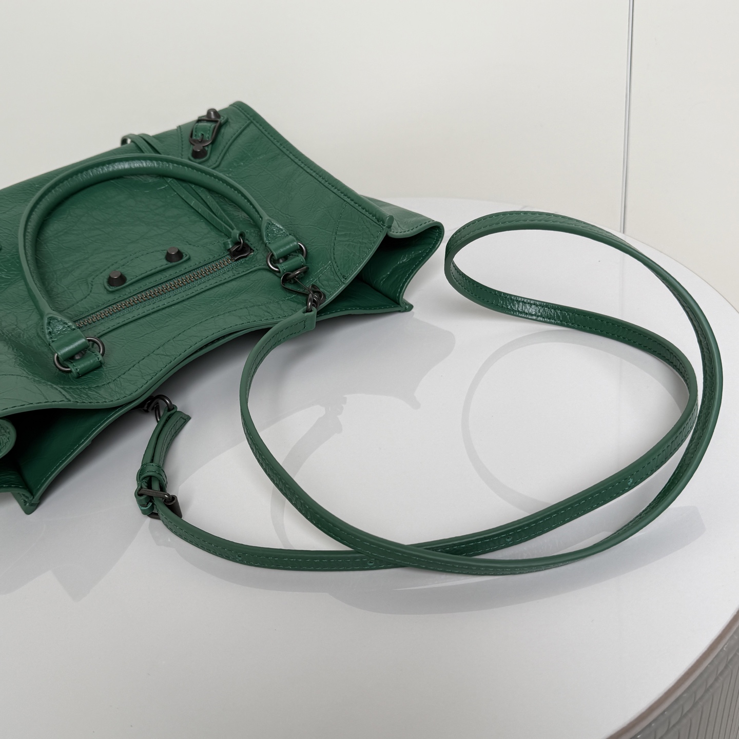 ✨Small Green✨Vertical Tote Bag 𝐁𝐚𝐥𝐞𝐧𝐜𝐢𝐚𝐠𝐚 Le City The distressed texture comes with a retro filter, classic motorcycle style ➕Retro rivets, and an opening and closing magnetic buckle design - Image 7