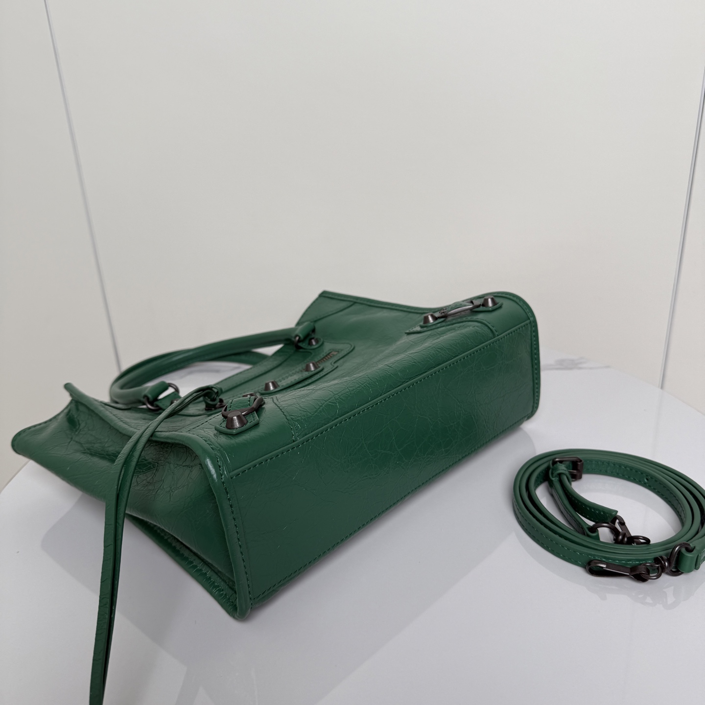 ✨Small Green✨Vertical Tote Bag 𝐁𝐚𝐥𝐞𝐧𝐜𝐢𝐚𝐠𝐚 Le City The distressed texture comes with a retro filter, classic motorcycle style ➕Retro rivets, and an opening and closing magnetic buckle design - Image 8