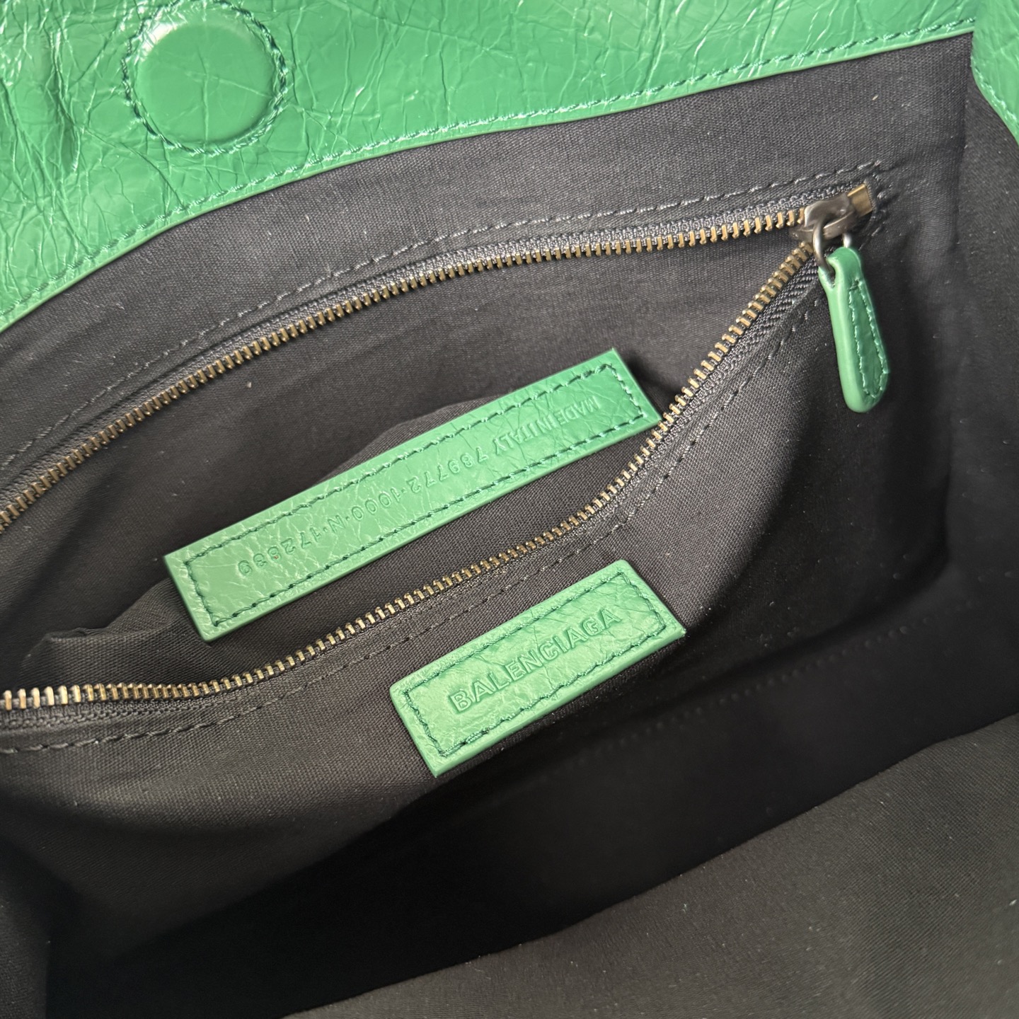 ✨Small Green✨Vertical Tote Bag 𝐁𝐚𝐥𝐞𝐧𝐜𝐢𝐚𝐠𝐚 Le City The distressed texture comes with a retro filter, classic motorcycle style ➕Retro rivets, and an opening and closing magnetic buckle design - Image 9