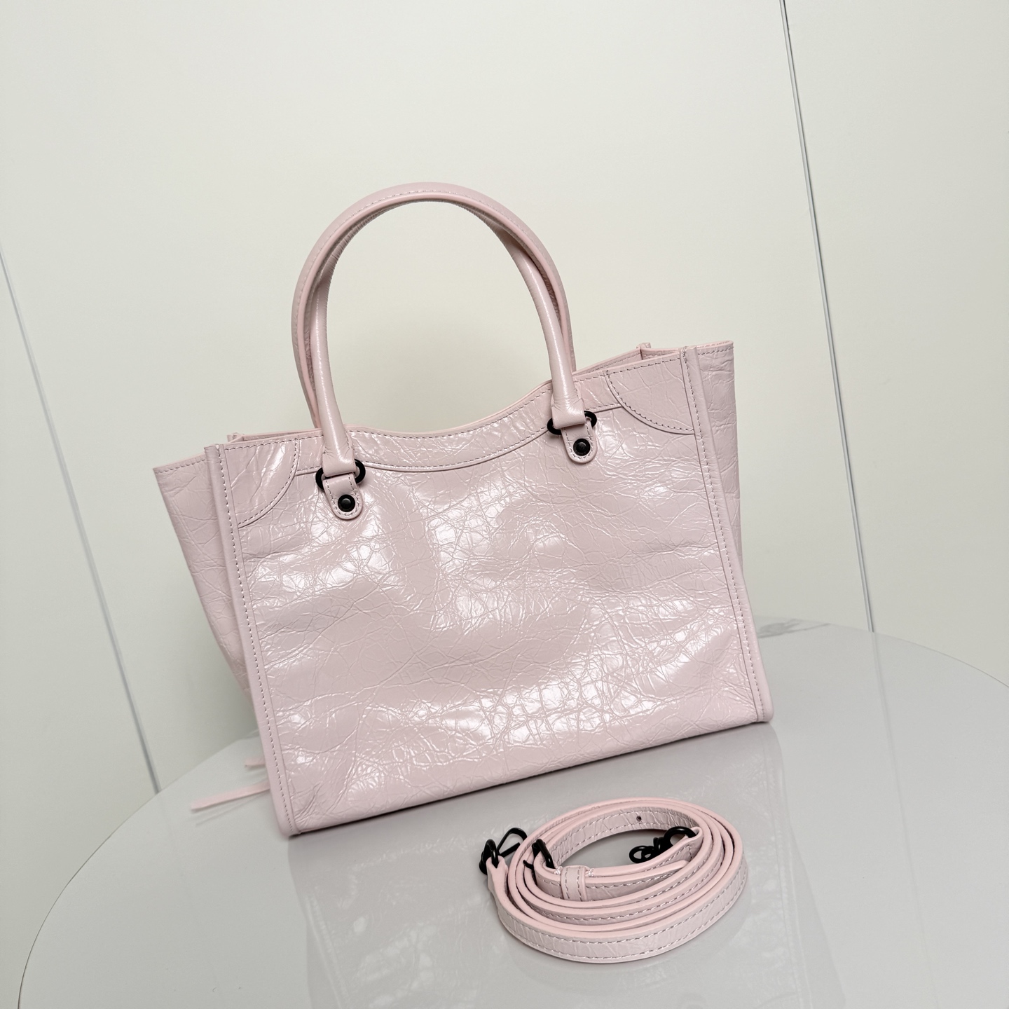✨Small Pink✨Vertical Tote Bag 𝐁𝐚𝐥𝐞𝐧𝐜𝐢𝐚𝐠𝐚Le City The distressed texture comes with a retro filter, classic motorcycle style ➕Retro rivets, and an opening and closing magnetic buckle design - Image 3