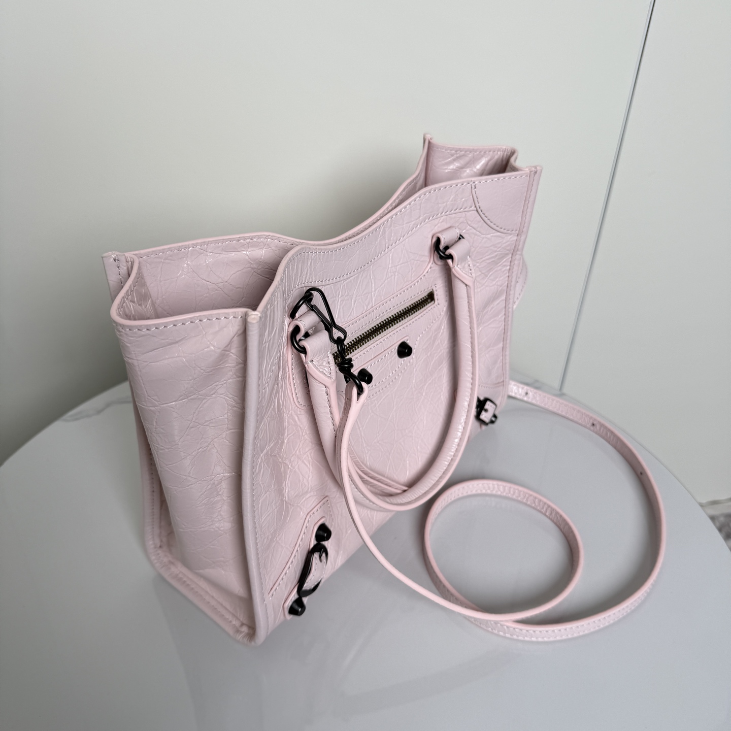 ✨Small Pink✨Vertical Tote Bag 𝐁𝐚𝐥𝐞𝐧𝐜𝐢𝐚𝐠𝐚Le City The distressed texture comes with a retro filter, classic motorcycle style ➕Retro rivets, and an opening and closing magnetic buckle design - Image 4