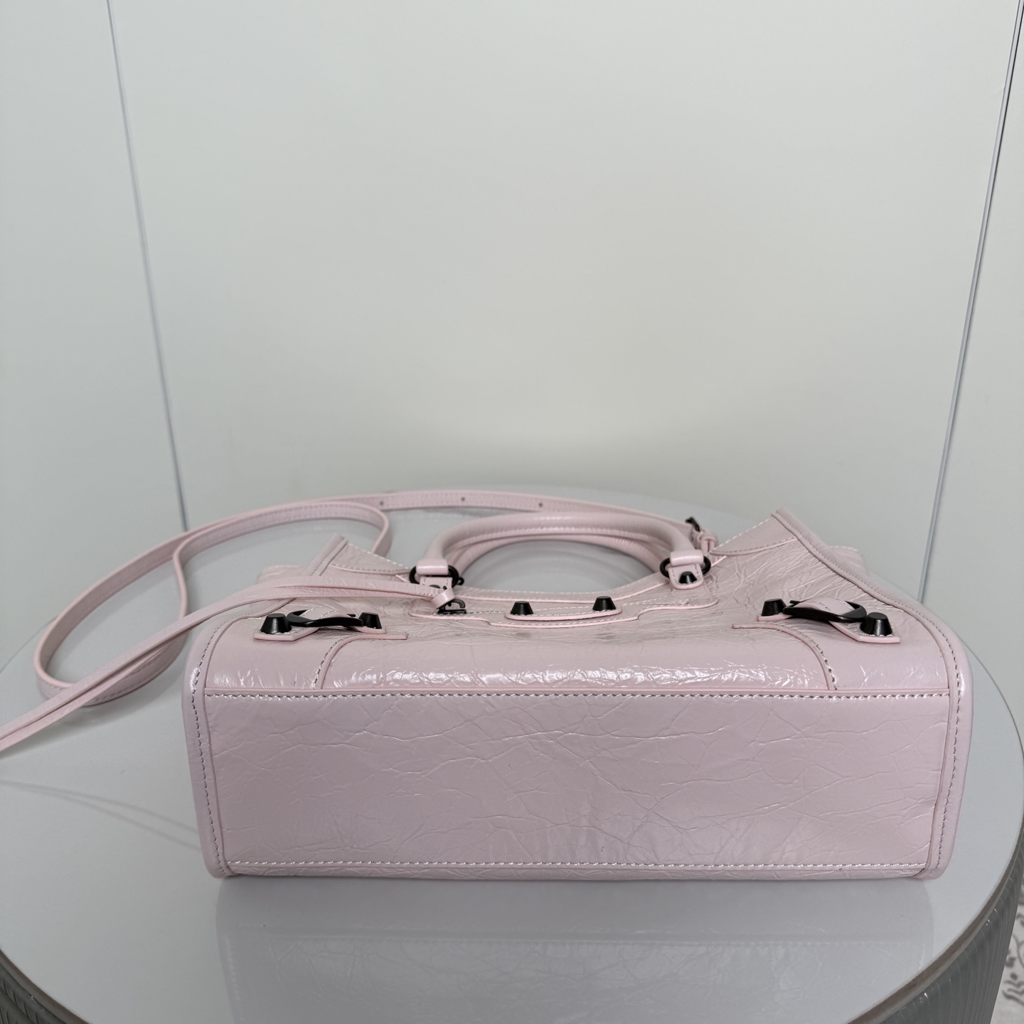 ✨Small Pink✨Vertical Tote Bag 𝐁𝐚𝐥𝐞𝐧𝐜𝐢𝐚𝐠𝐚Le City The distressed texture comes with a retro filter, classic motorcycle style ➕Retro rivets, and an opening and closing magnetic buckle design - Image 6