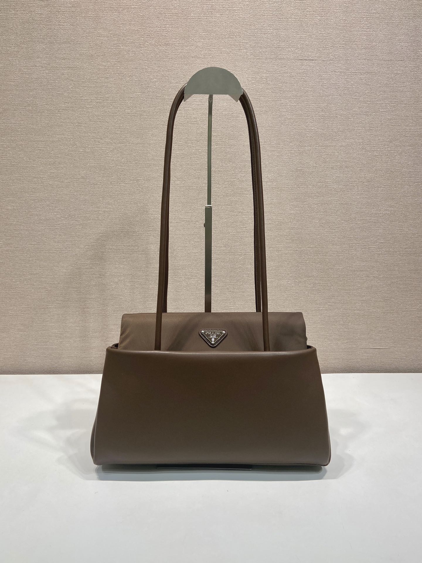 ๐New๐1BA495๐๐New color The design of this bag is defined by an unexpected balance between sophistication and functionality