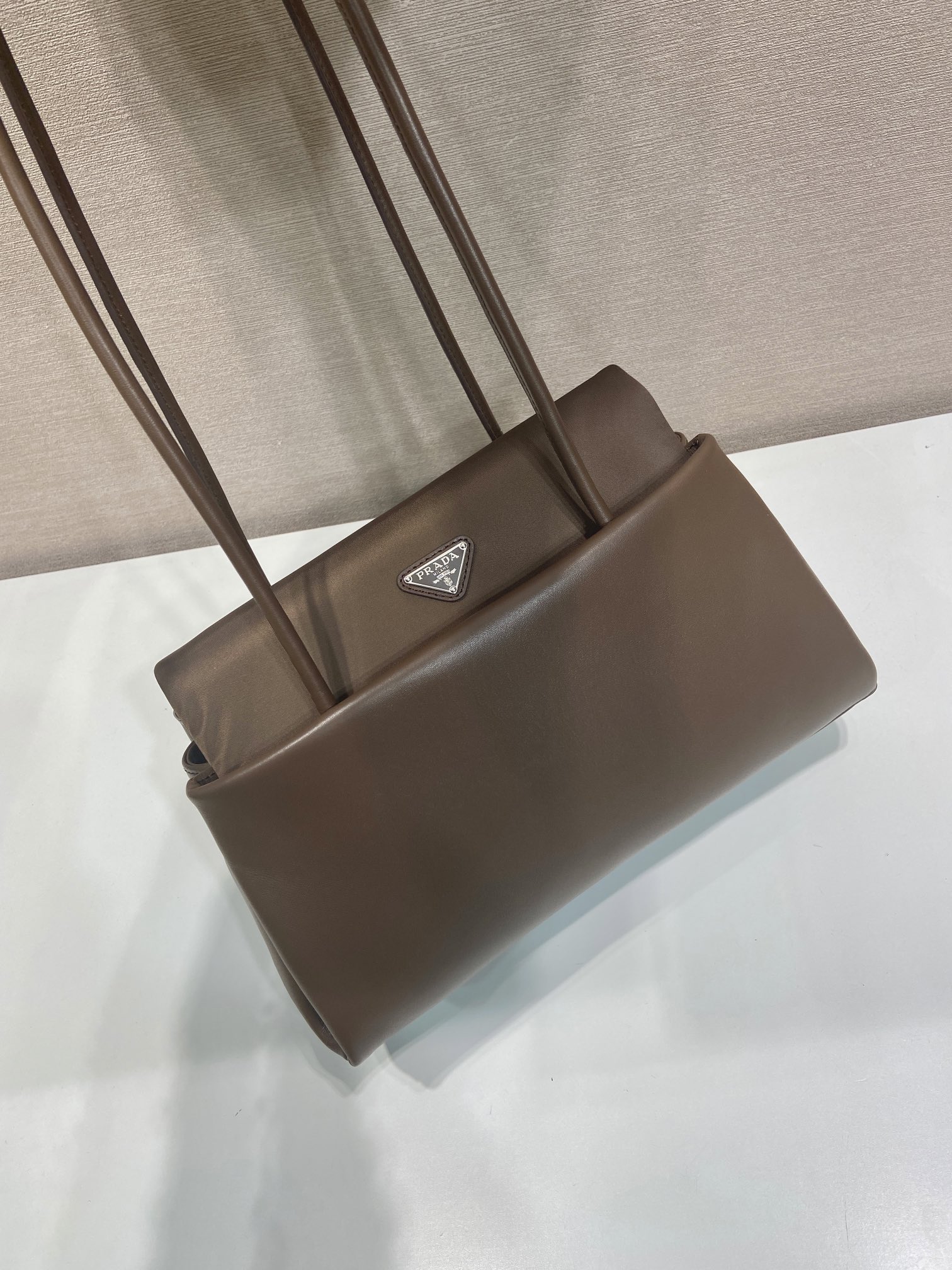 ๐New๐1BA495๐๐New color The design of this bag is defined by an unexpected balance between sophistication and functionality - Image 3