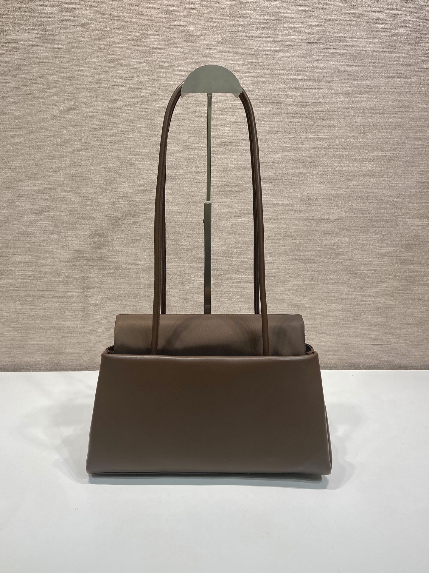 ๐New๐1BA495๐๐New color The design of this bag is defined by an unexpected balance between sophistication and functionality - Image 4