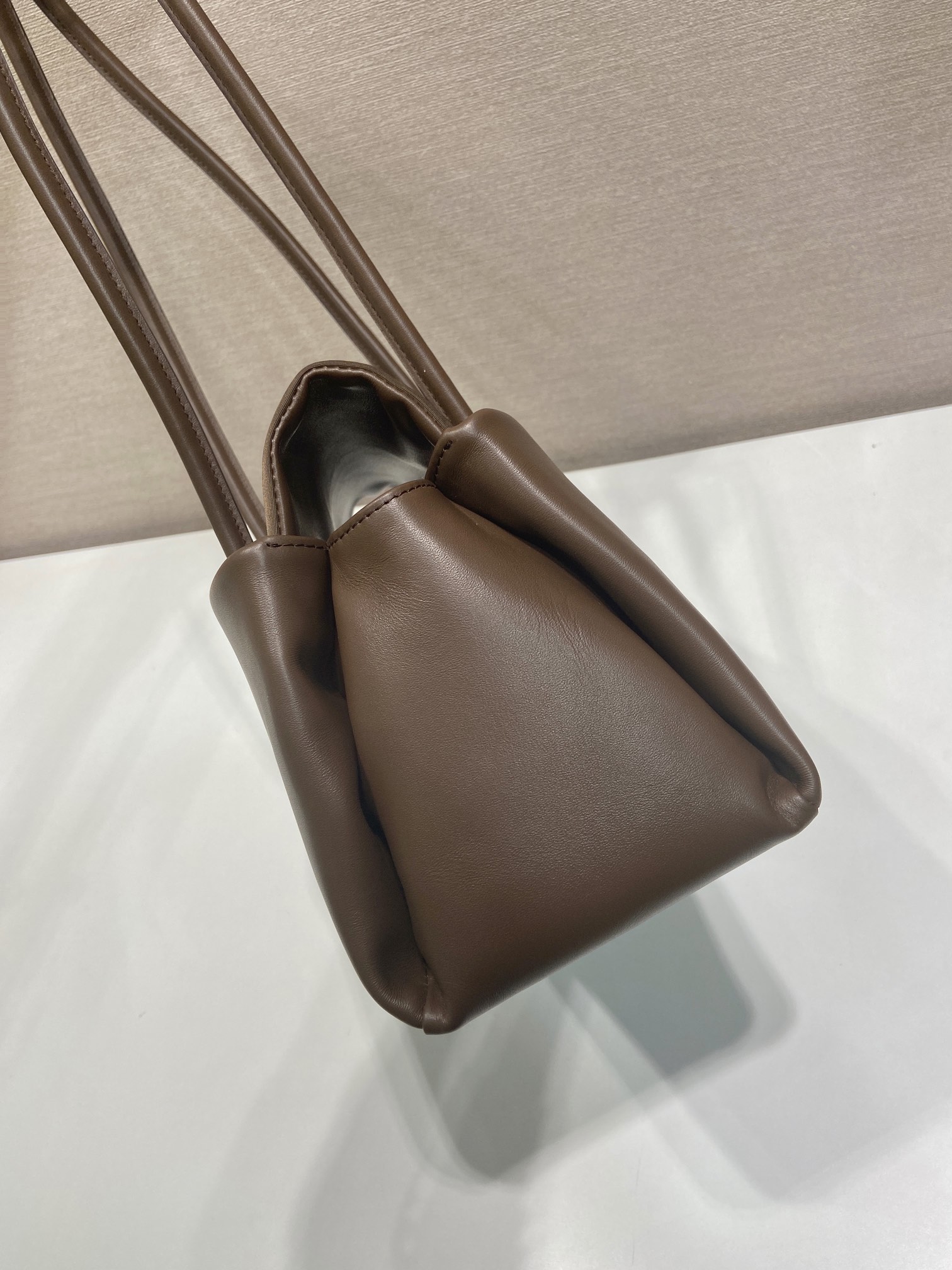 ๐New๐1BA495๐๐New color The design of this bag is defined by an unexpected balance between sophistication and functionality - Image 5