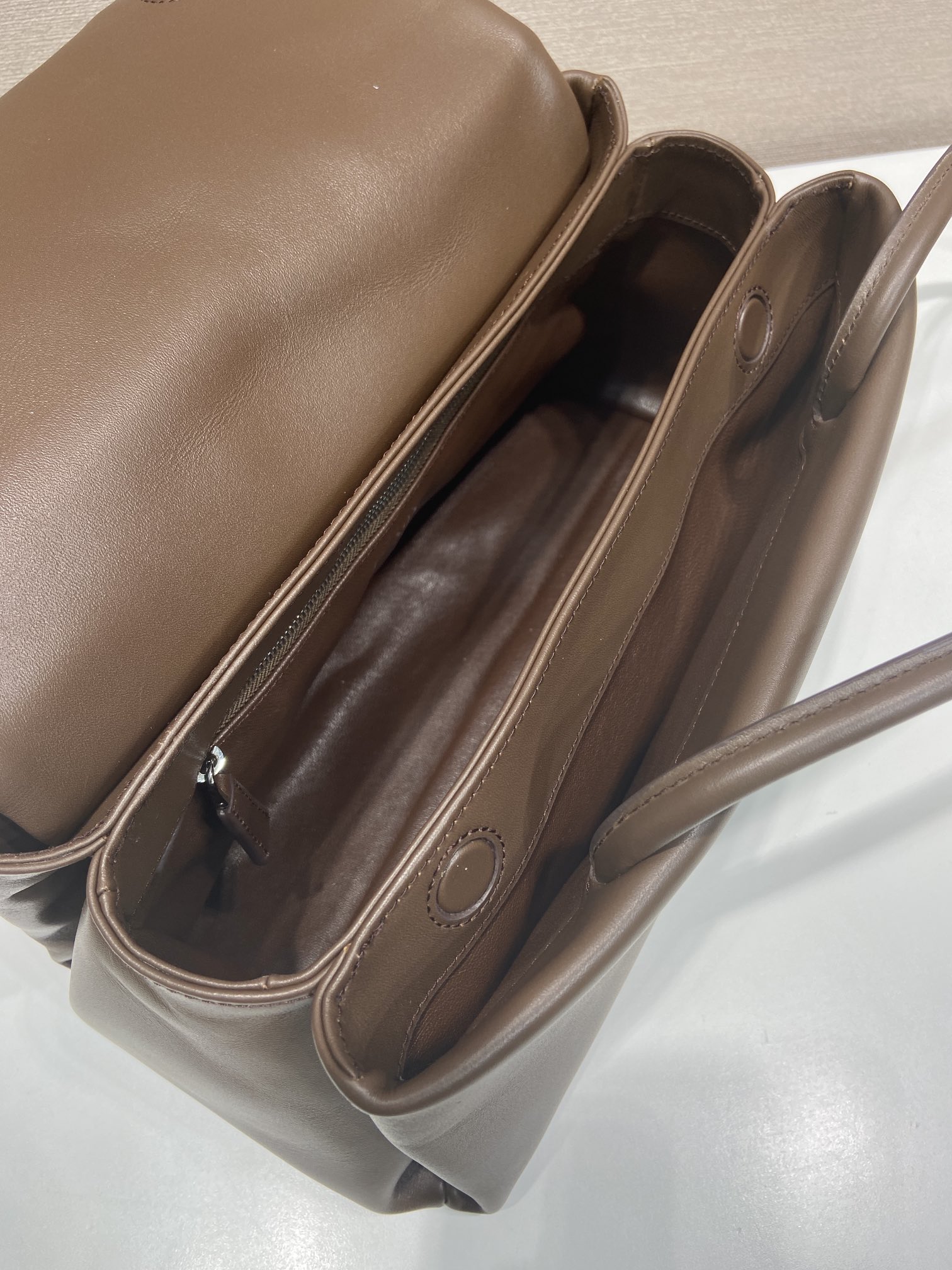 ๐New๐1BA495๐๐New color The design of this bag is defined by an unexpected balance between sophistication and functionality - Image 7