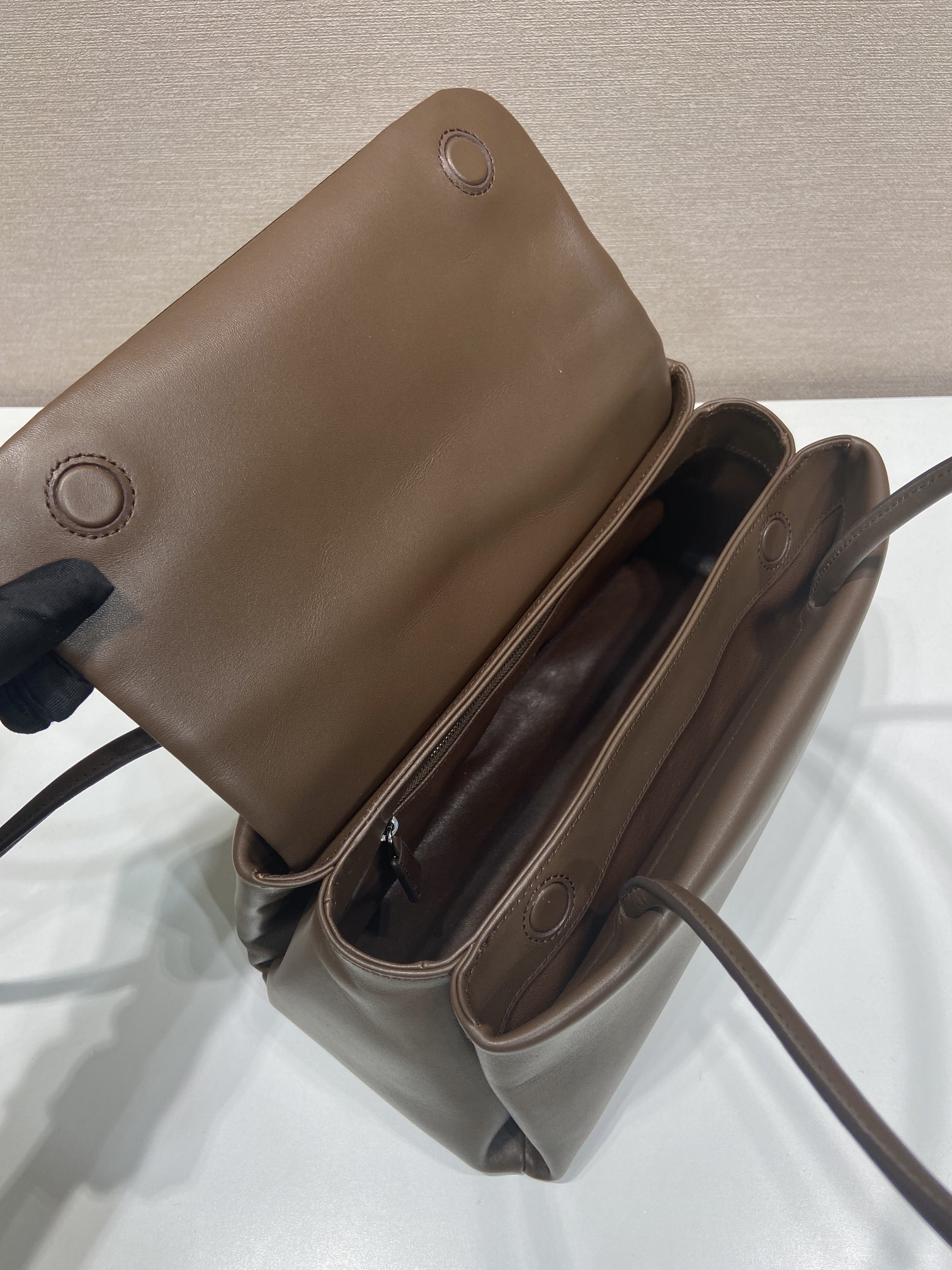 ๐New๐1BA495๐๐New color The design of this bag is defined by an unexpected balance between sophistication and functionality - Image 8