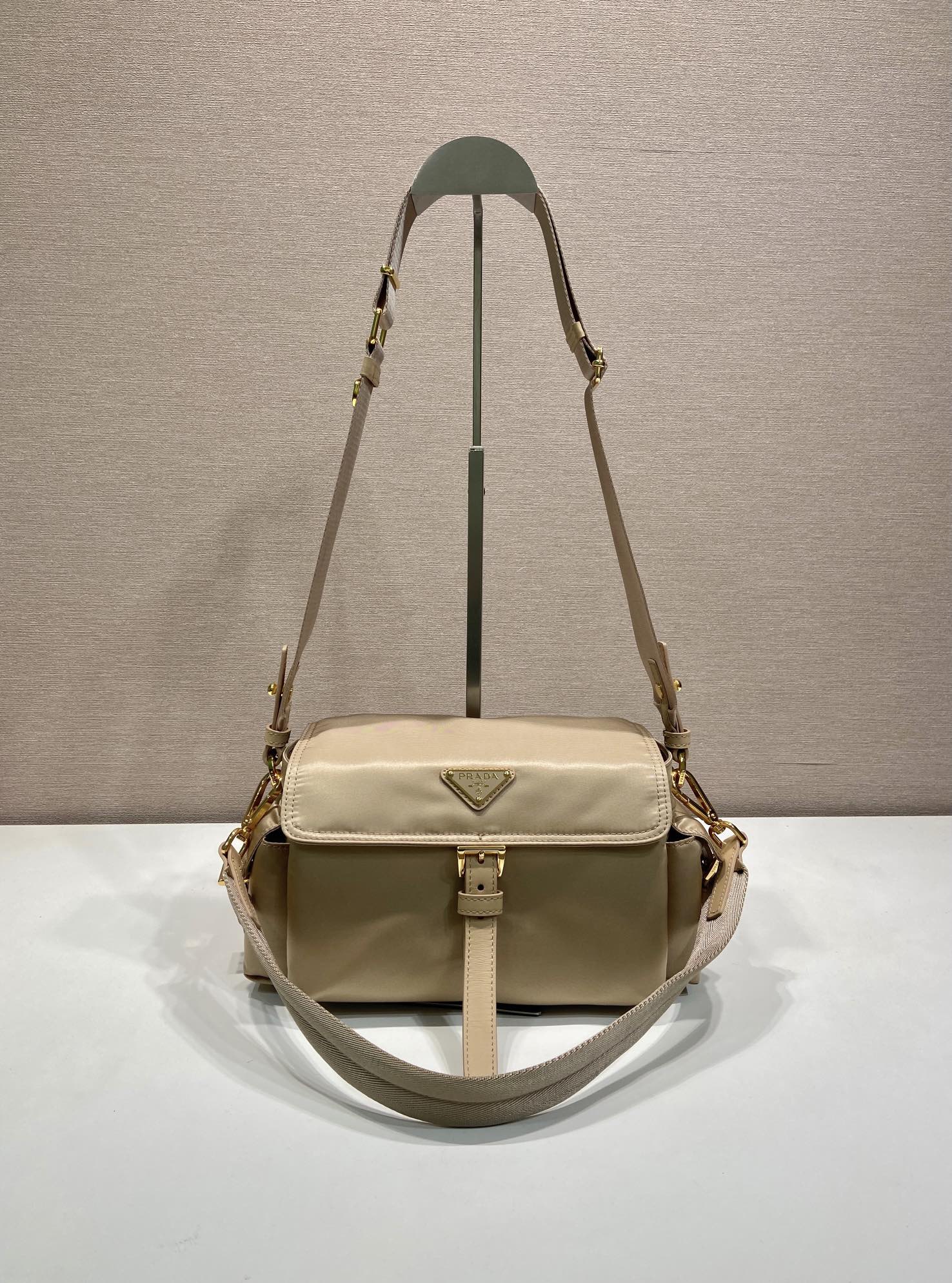 🎉New messenger bag🎉1BD394 new color🎉🎉 The perfect blend of sophistication and functionality, this bag is crafted from recycled nylon with a soft silhouette and multiple pockets