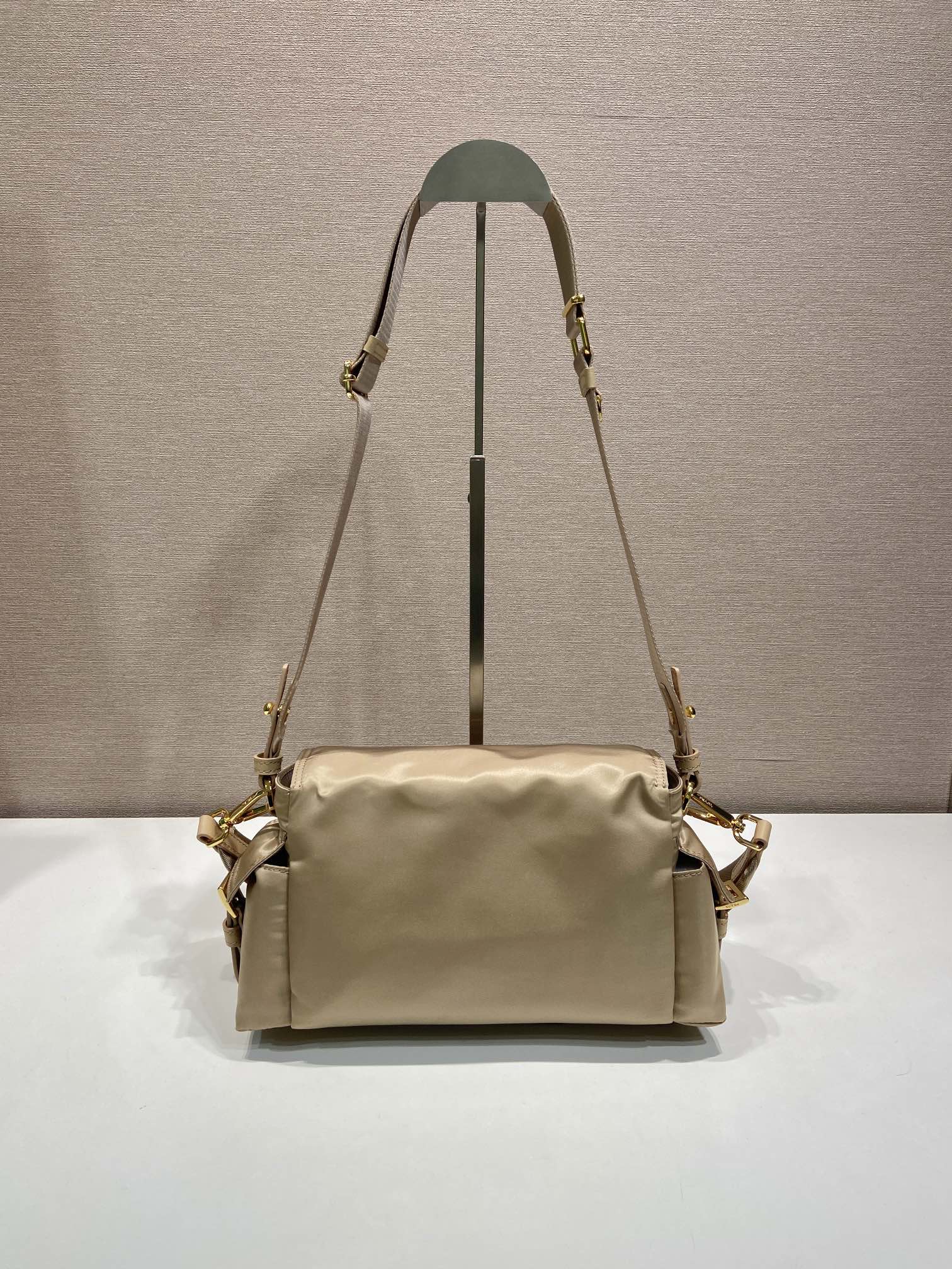 🎉New messenger bag🎉1BD394 new color🎉🎉 The perfect blend of sophistication and functionality, this bag is crafted from recycled nylon with a soft silhouette and multiple pockets - Image 4