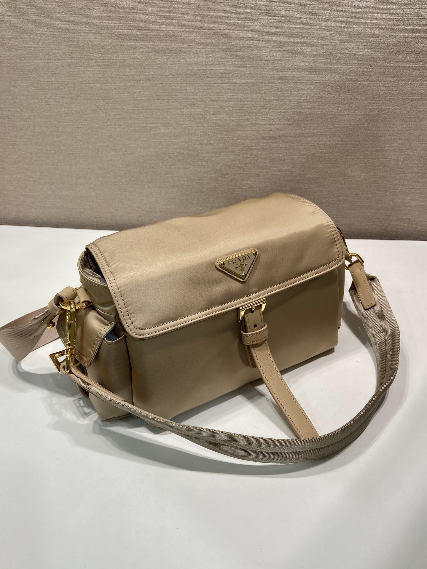🎉New messenger bag🎉1BD394 new color🎉🎉 The perfect blend of sophistication and functionality, this bag is crafted from recycled nylon with a soft silhouette and multiple pockets - Image 2