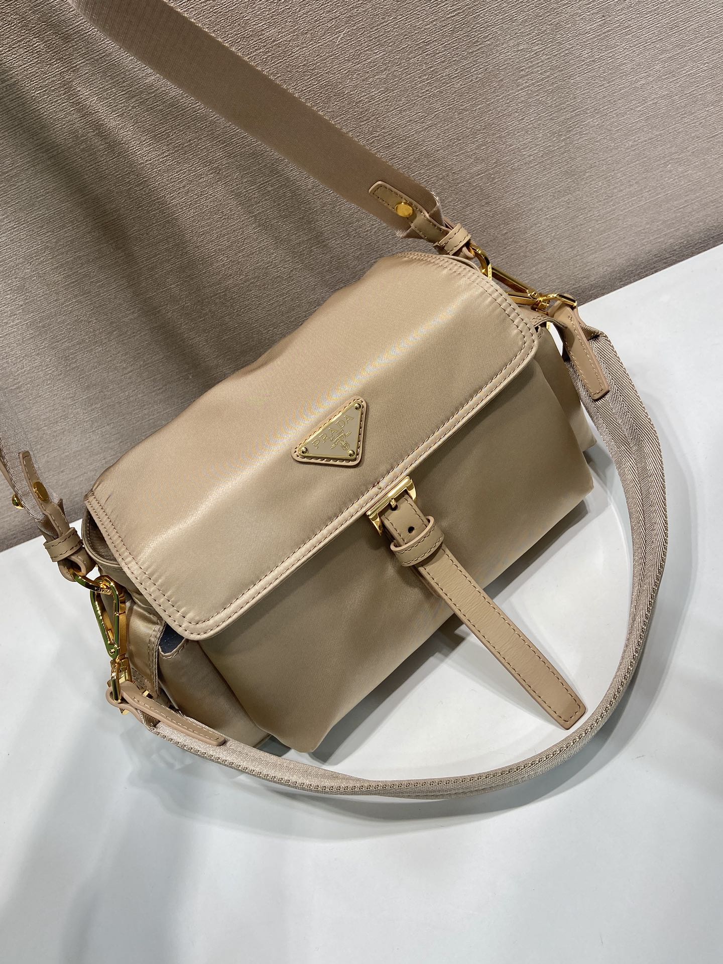 🎉New messenger bag🎉1BD394 new color🎉🎉 The perfect blend of sophistication and functionality, this bag is crafted from recycled nylon with a soft silhouette and multiple pockets - Image 3