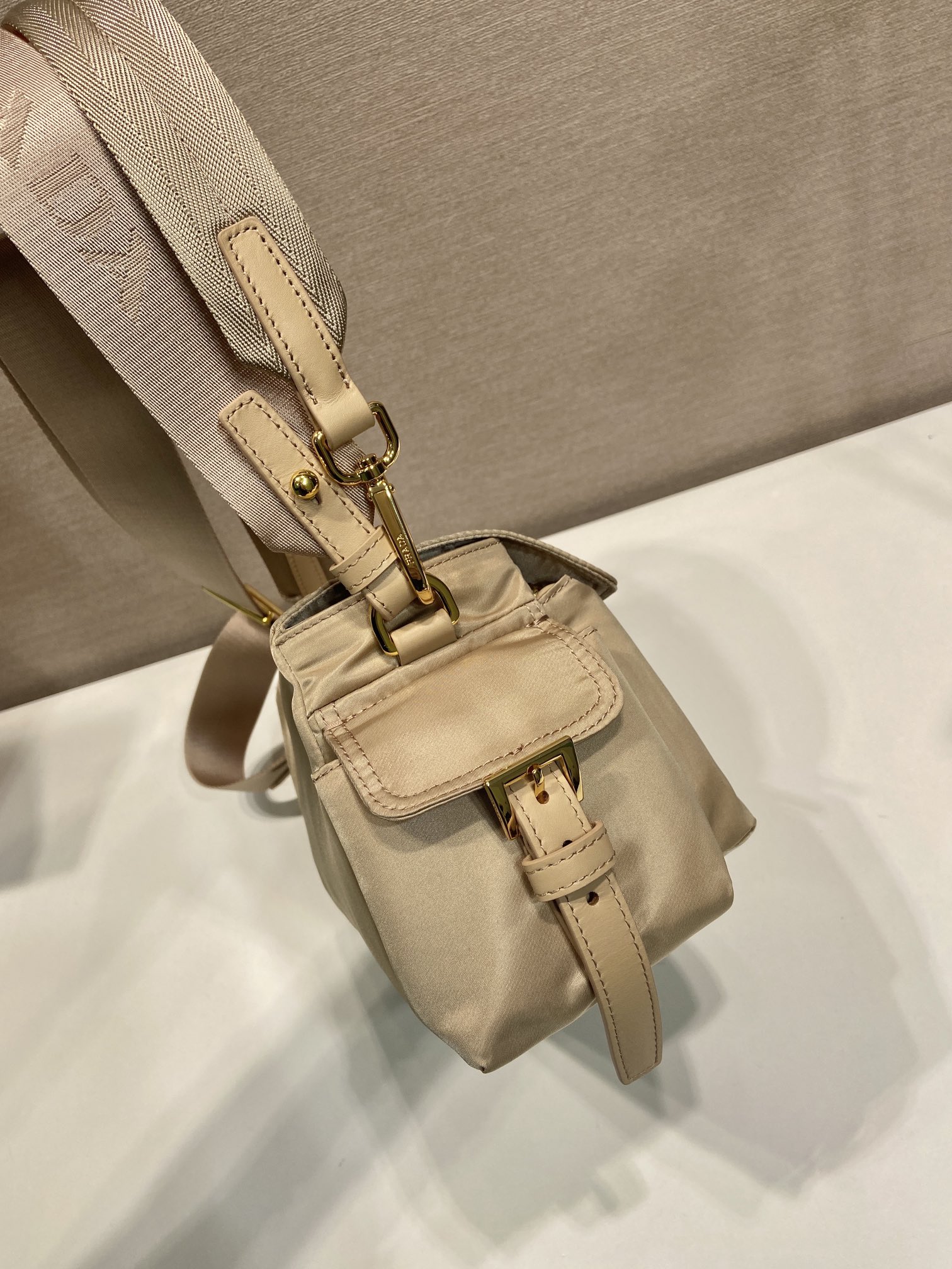 🎉New messenger bag🎉1BD394 new color🎉🎉 The perfect blend of sophistication and functionality, this bag is crafted from recycled nylon with a soft silhouette and multiple pockets - Image 5