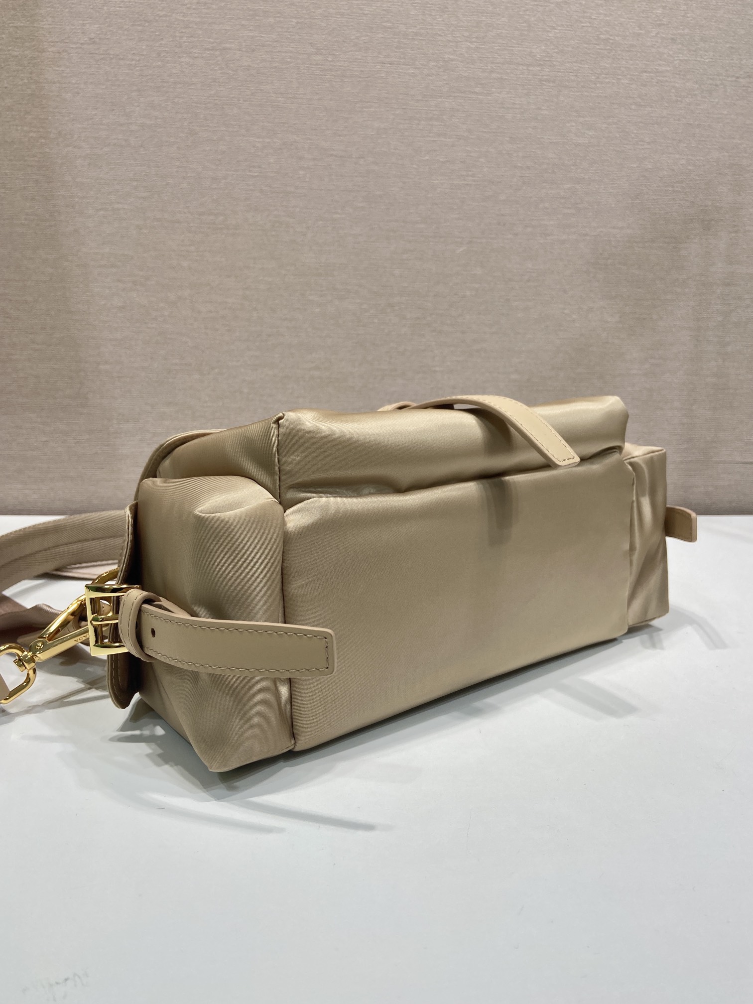 🎉New messenger bag🎉1BD394 new color🎉🎉 The perfect blend of sophistication and functionality, this bag is crafted from recycled nylon with a soft silhouette and multiple pockets - Image 6