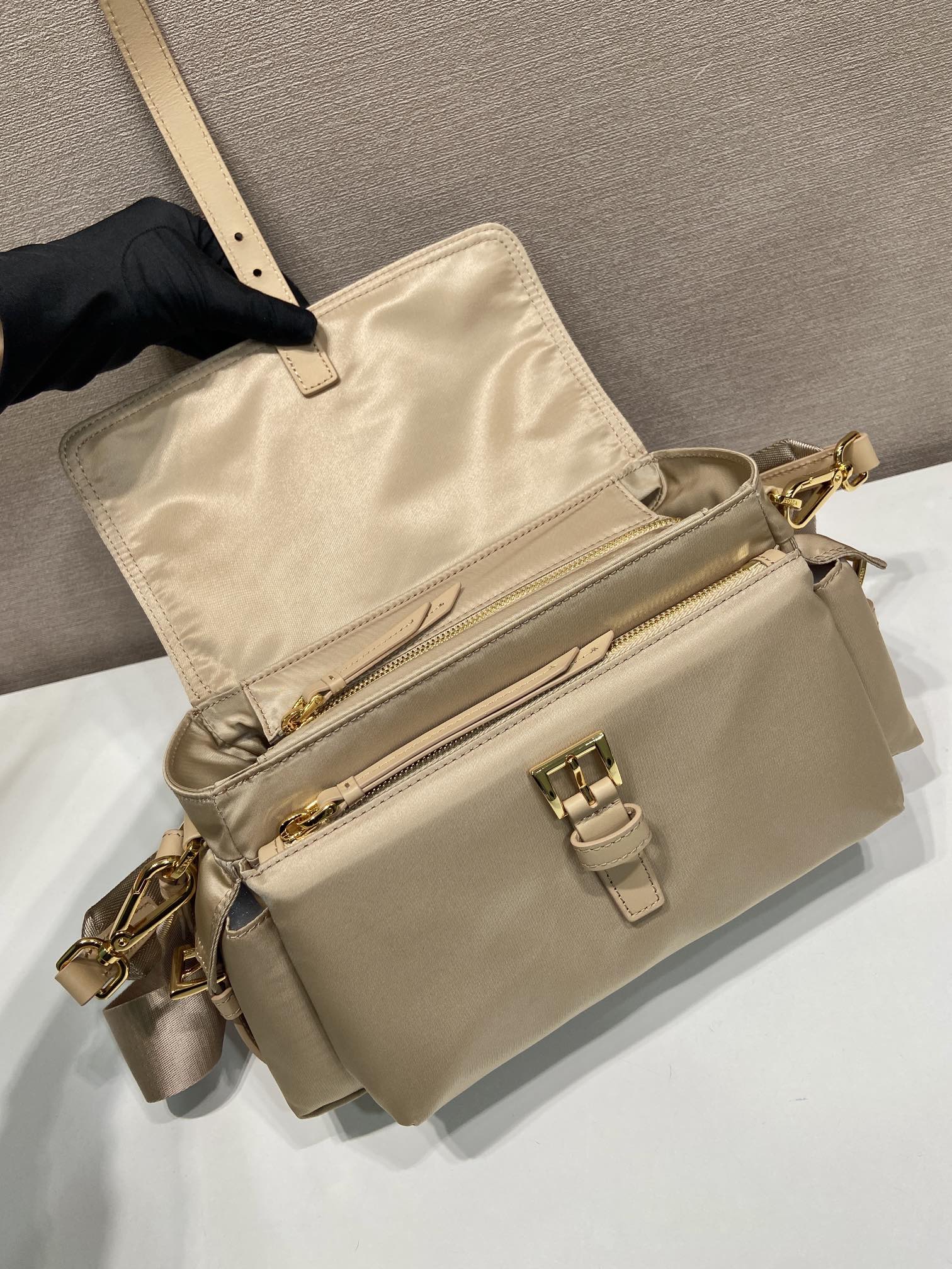 🎉New messenger bag🎉1BD394 new color🎉🎉 The perfect blend of sophistication and functionality, this bag is crafted from recycled nylon with a soft silhouette and multiple pockets - Image 7