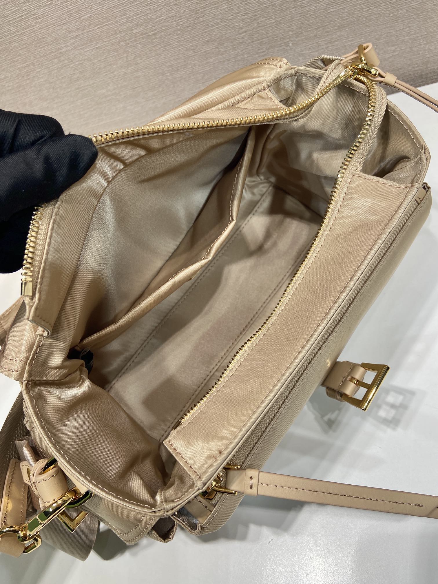 🎉New messenger bag🎉1BD394 new color🎉🎉 The perfect blend of sophistication and functionality, this bag is crafted from recycled nylon with a soft silhouette and multiple pockets - Image 8
