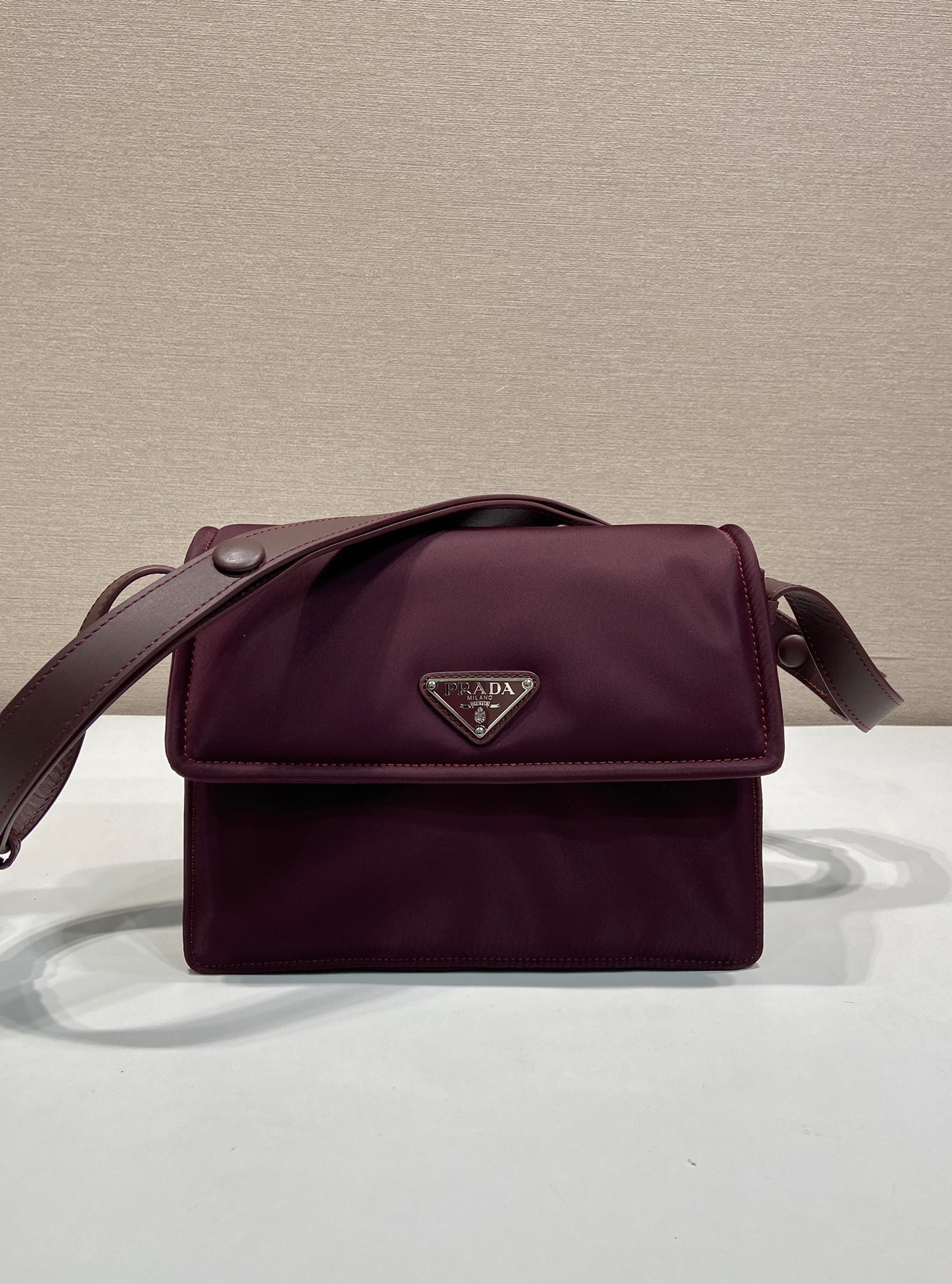 🎉Hot-selling mini messenger bag🎉New color/so cute😘This shoulder bag is made of unique padded nylon, and is equipped with adjustable leather shoulder straps and back pockets