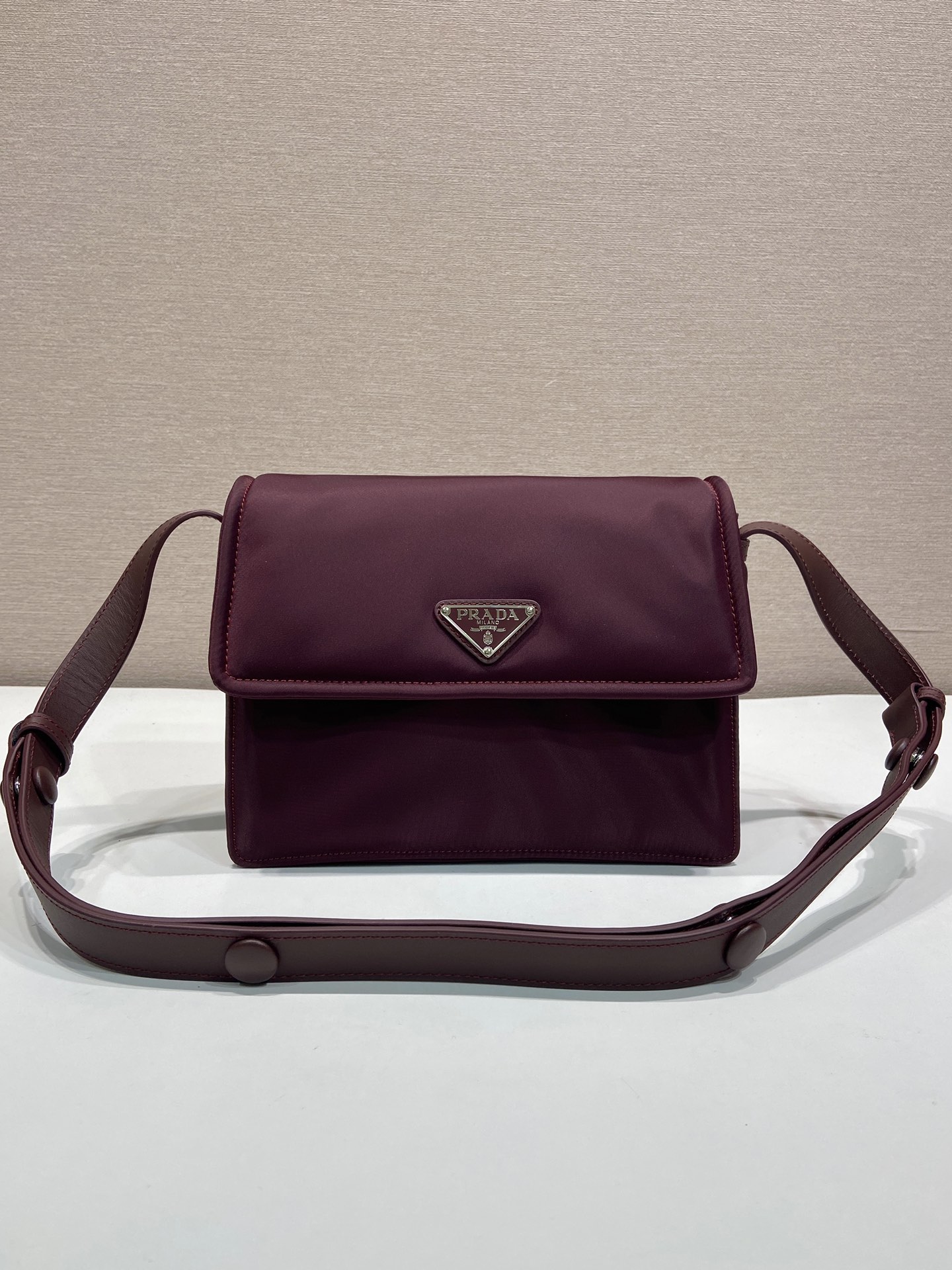 🎉Hot-selling mini messenger bag🎉New color/so cute😘This shoulder bag is made of unique padded nylon, and is equipped with adjustable leather shoulder straps and back pockets - Image 2