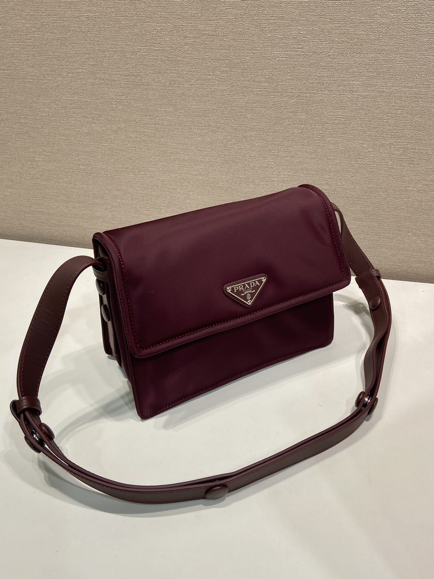 🎉Hot-selling mini messenger bag🎉New color/so cute😘This shoulder bag is made of unique padded nylon, and is equipped with adjustable leather shoulder straps and back pockets - Image 3