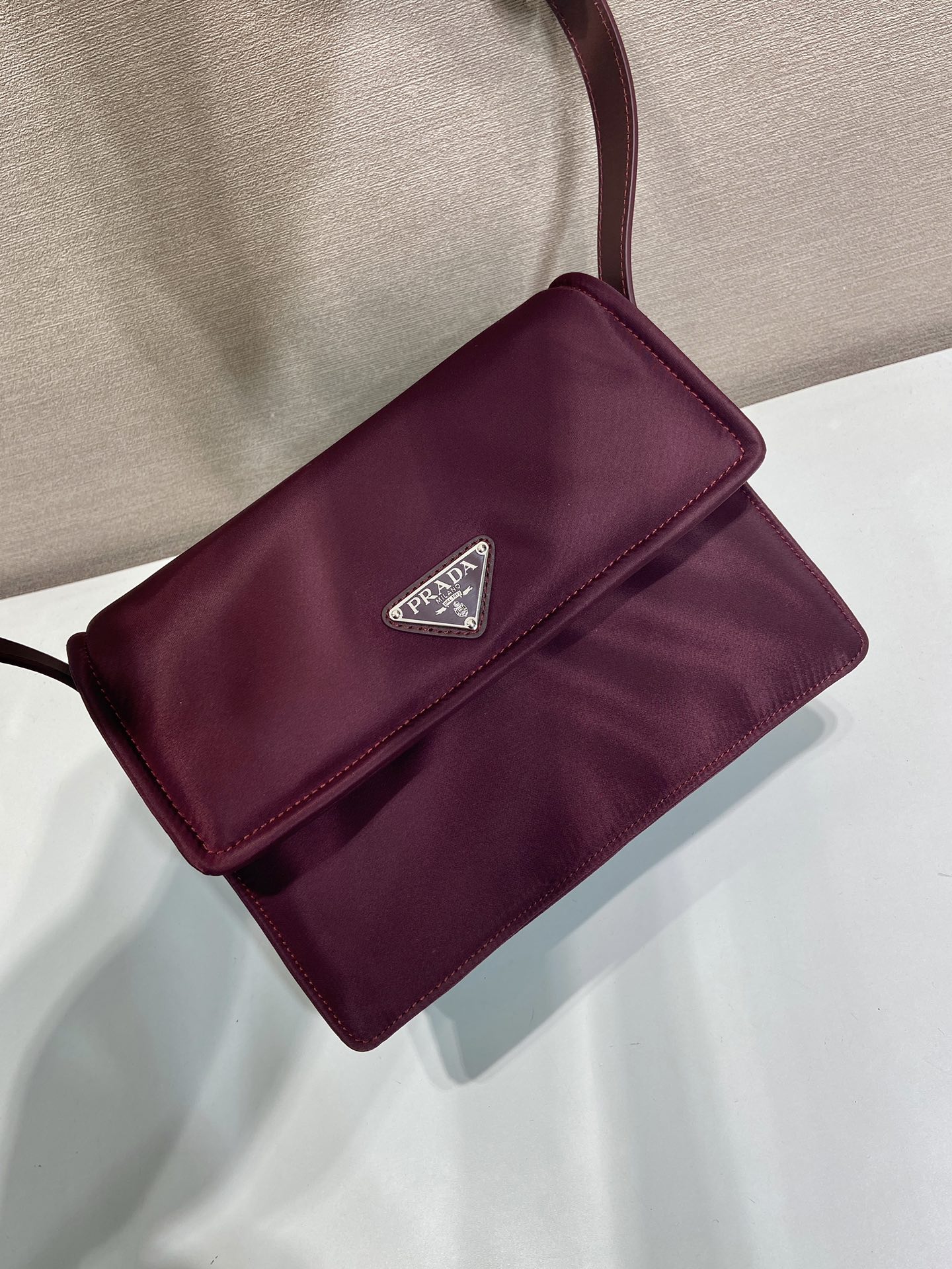 🎉Hot-selling mini messenger bag🎉New color/so cute😘This shoulder bag is made of unique padded nylon, and is equipped with adjustable leather shoulder straps and back pockets - Image 4
