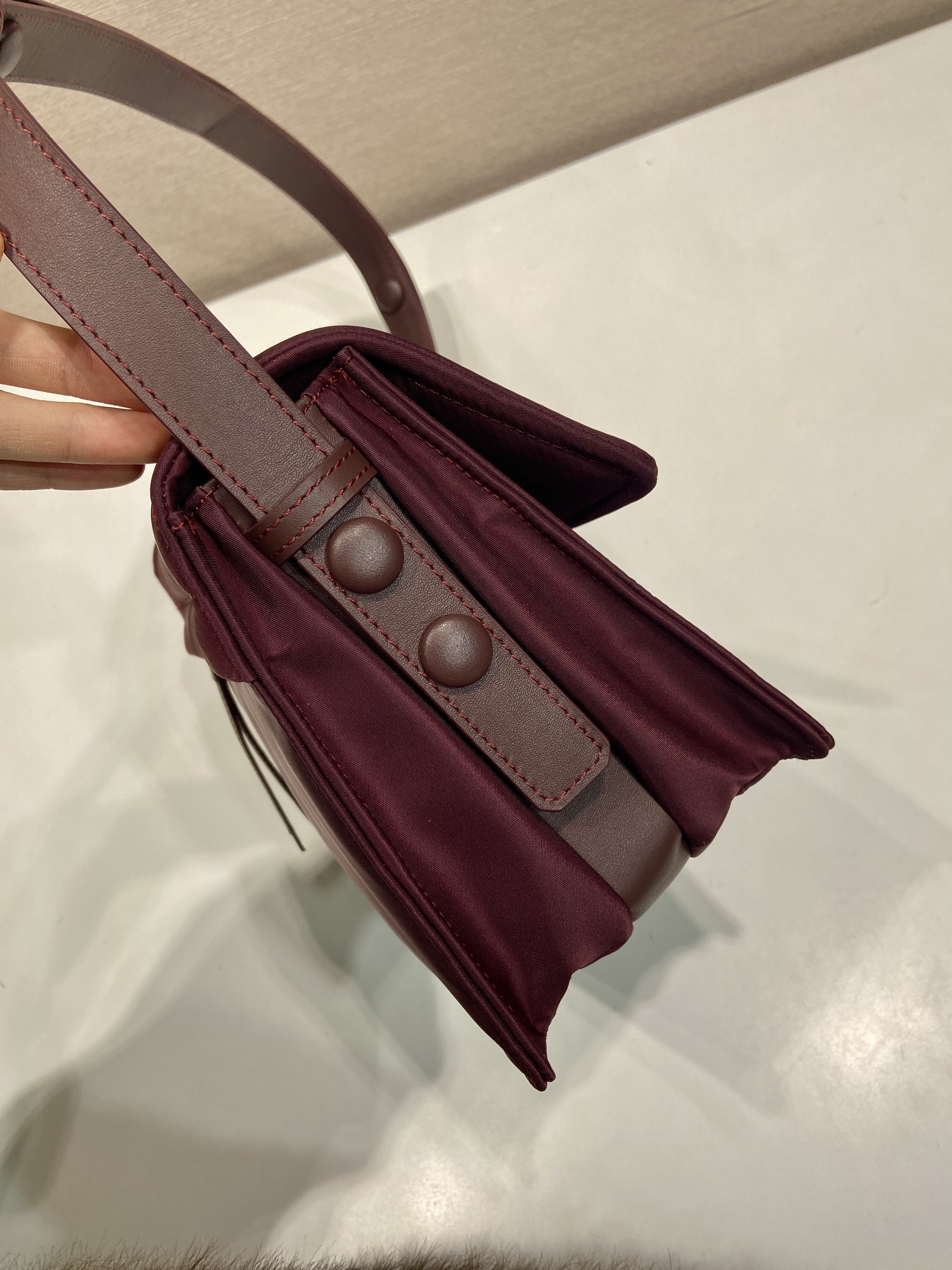 🎉Hot-selling mini messenger bag🎉New color/so cute😘This shoulder bag is made of unique padded nylon, and is equipped with adjustable leather shoulder straps and back pockets - Image 6