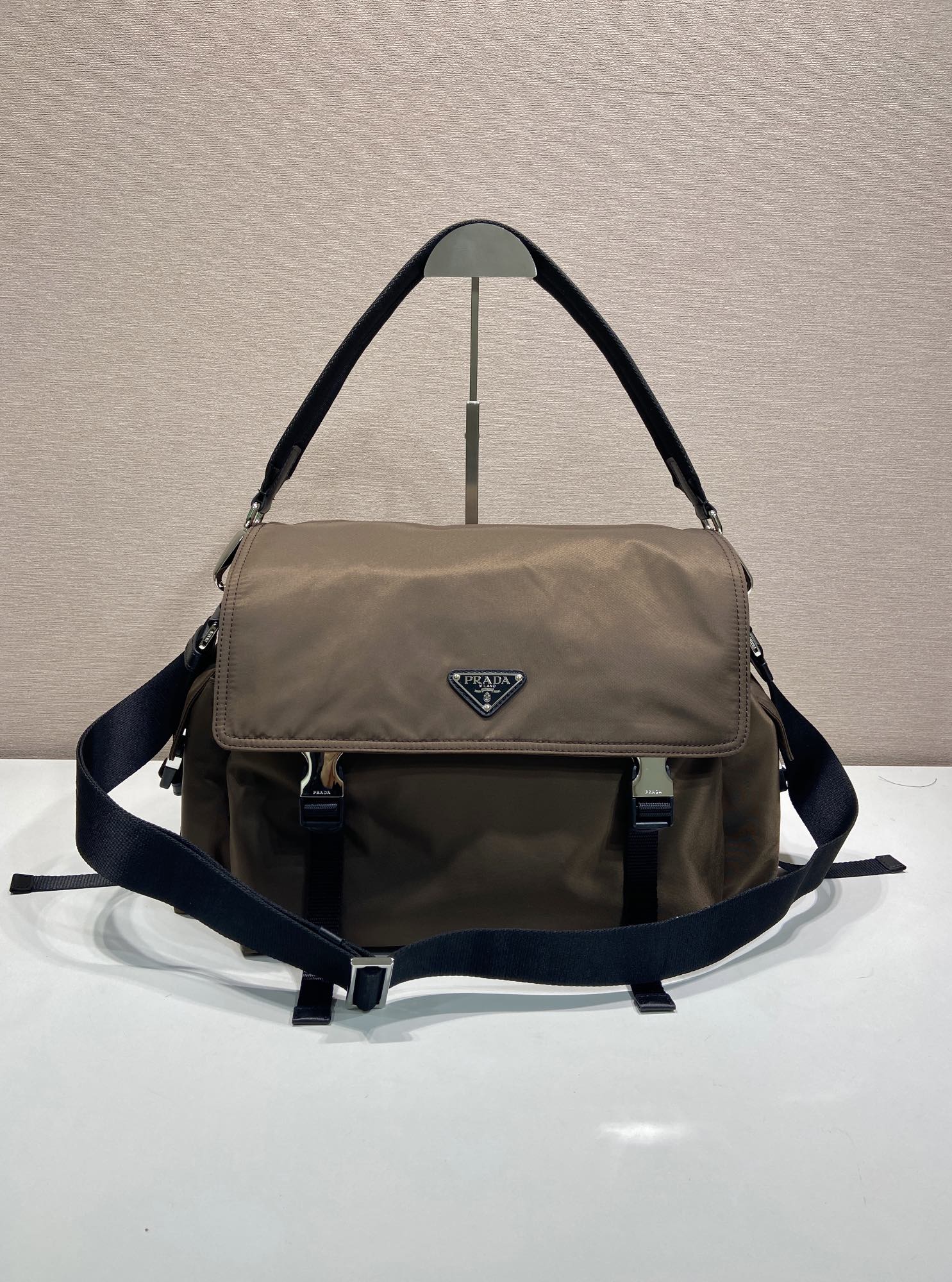 🎉New arrival mailbag🎉2VD082 ocher brown🎉🎉 The Explore bag perfectly blends elegance and functionality, with a soft silhouette with multiple pockets