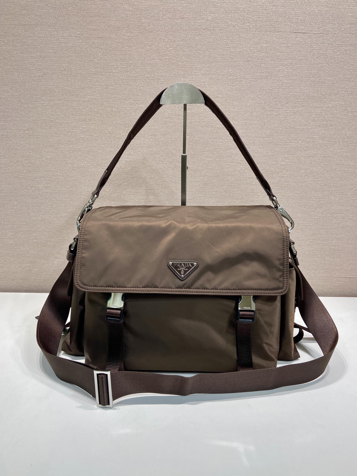 🎉New arrival mailbag🎉2VD082 ocher brown🎉🎉 The Explore bag perfectly blends elegance and functionality, with a soft silhouette with multiple pockets